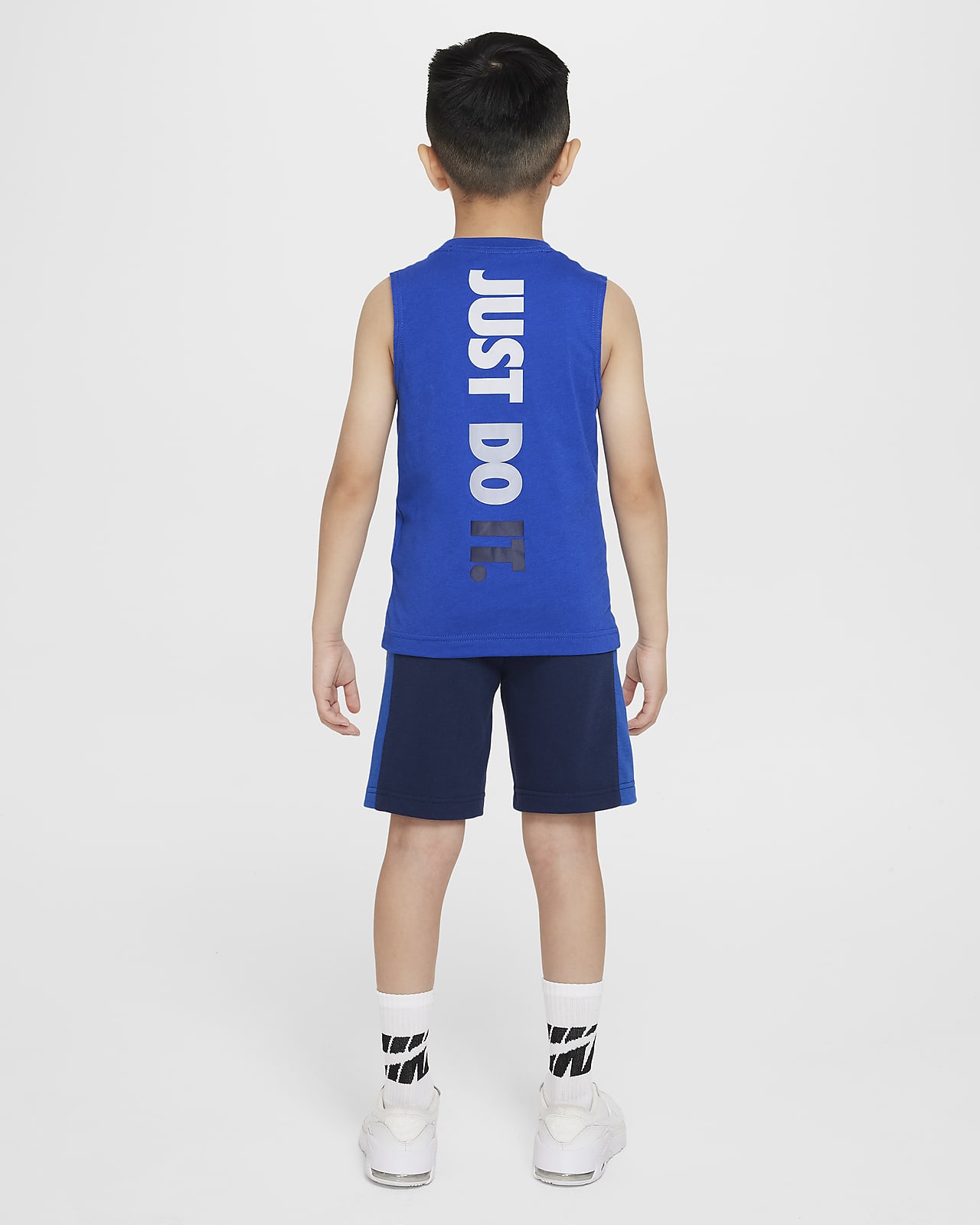 Conjunto de camiseta de tirantes y shorts para niños pequeña Nike.