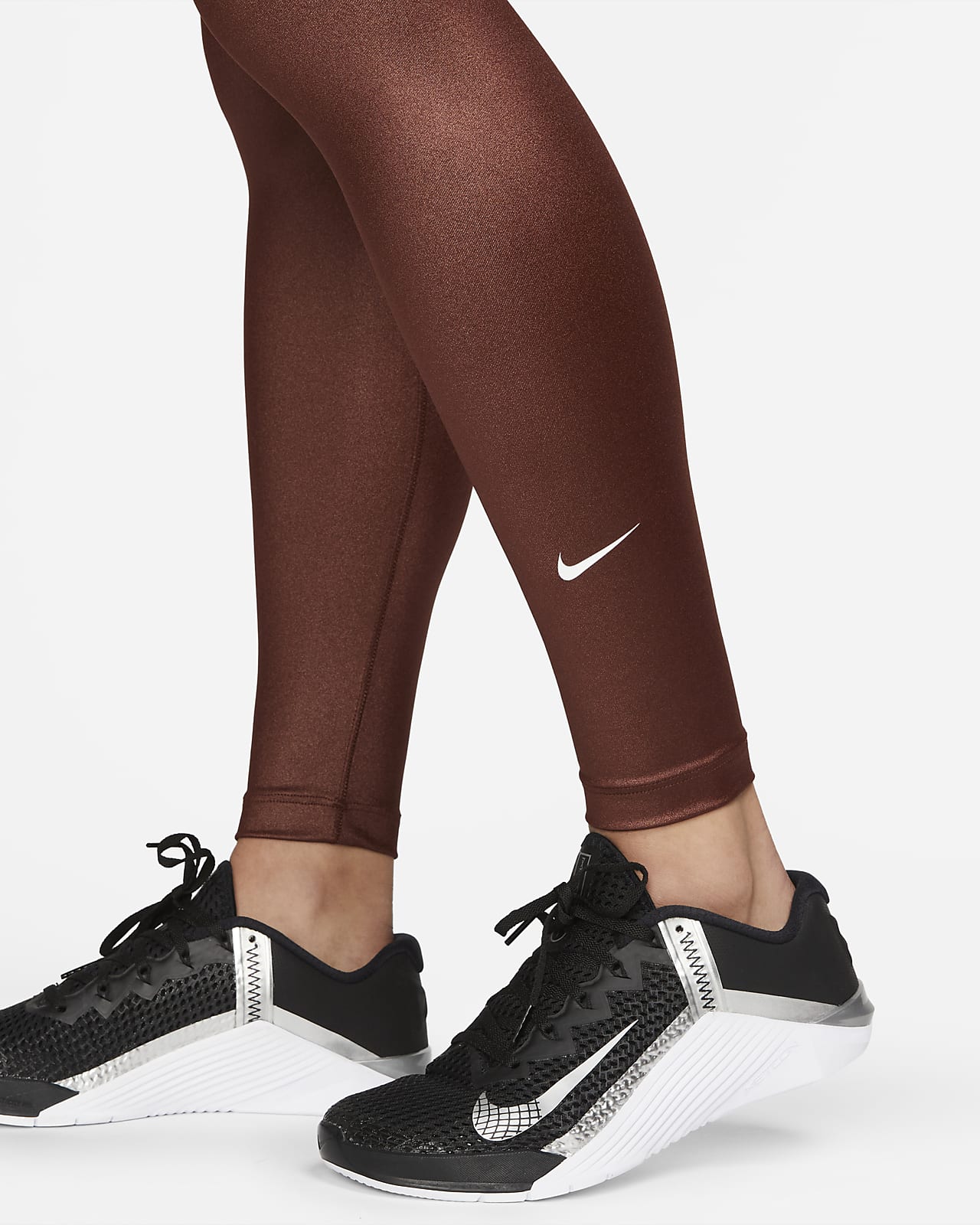Nike Dri-FIT One Glanzende legging met halfhoge taille voor dames. Nike BE
