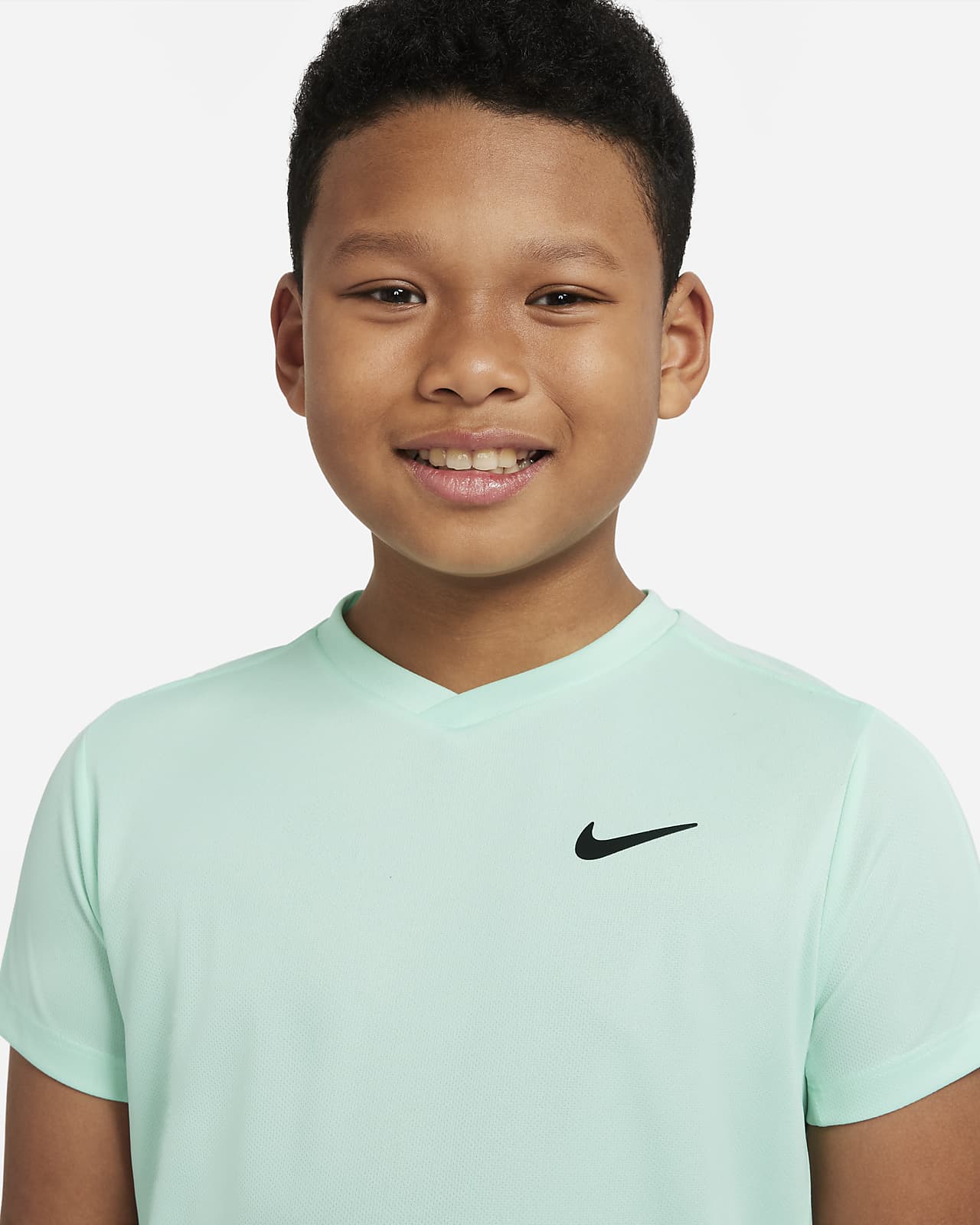 NikeCourt Dri-FIT Victory Tennistop met korte mouwen voor jongens. Nike BE