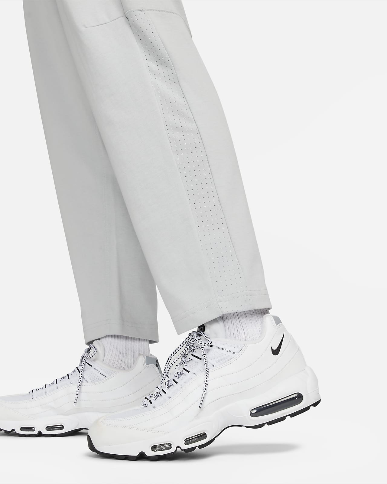 Nike Sportswear Men's Lightweight Open Hem Trousers. Nike SE