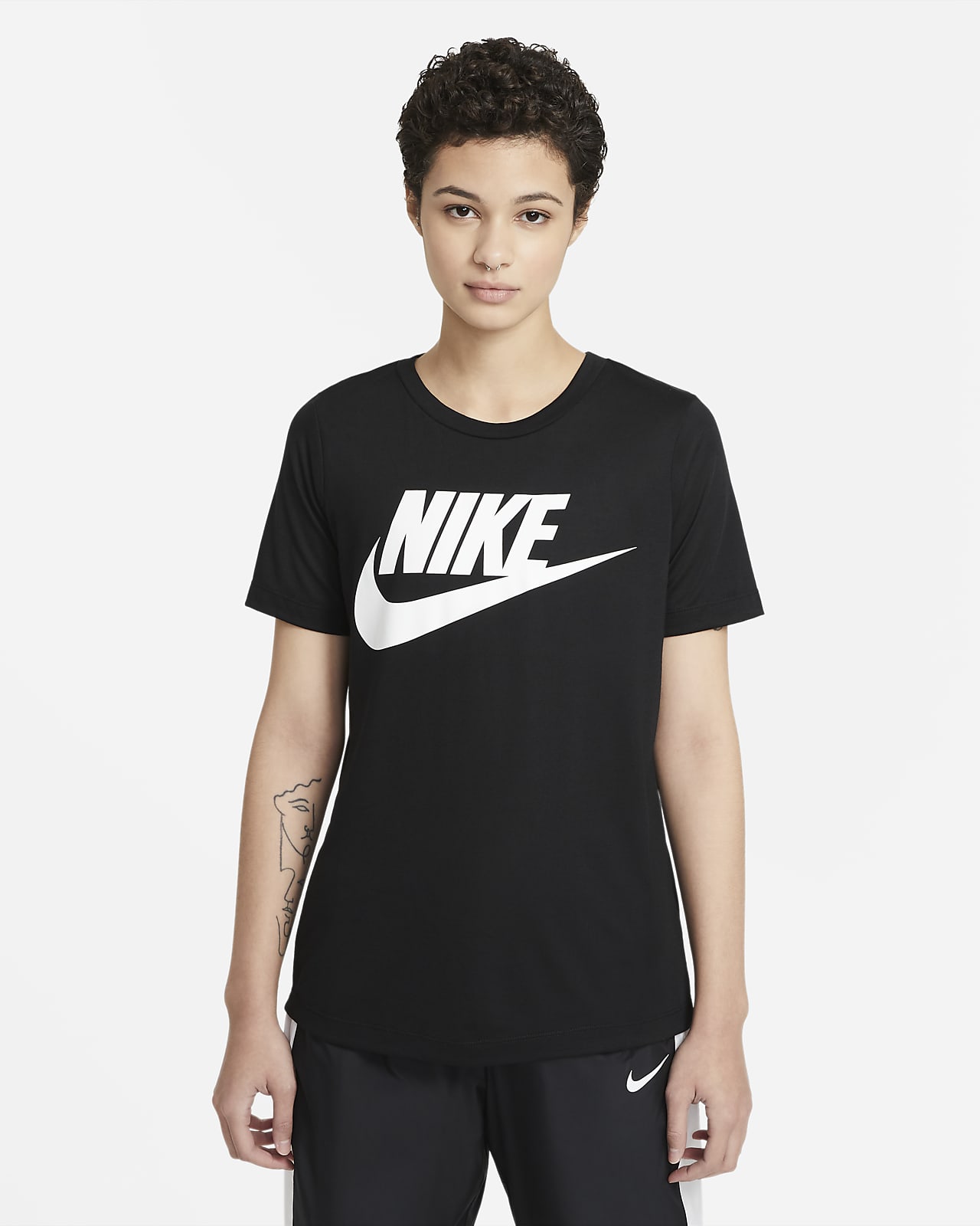 Nike Sportswear Essential T-shirt dames. Nike
