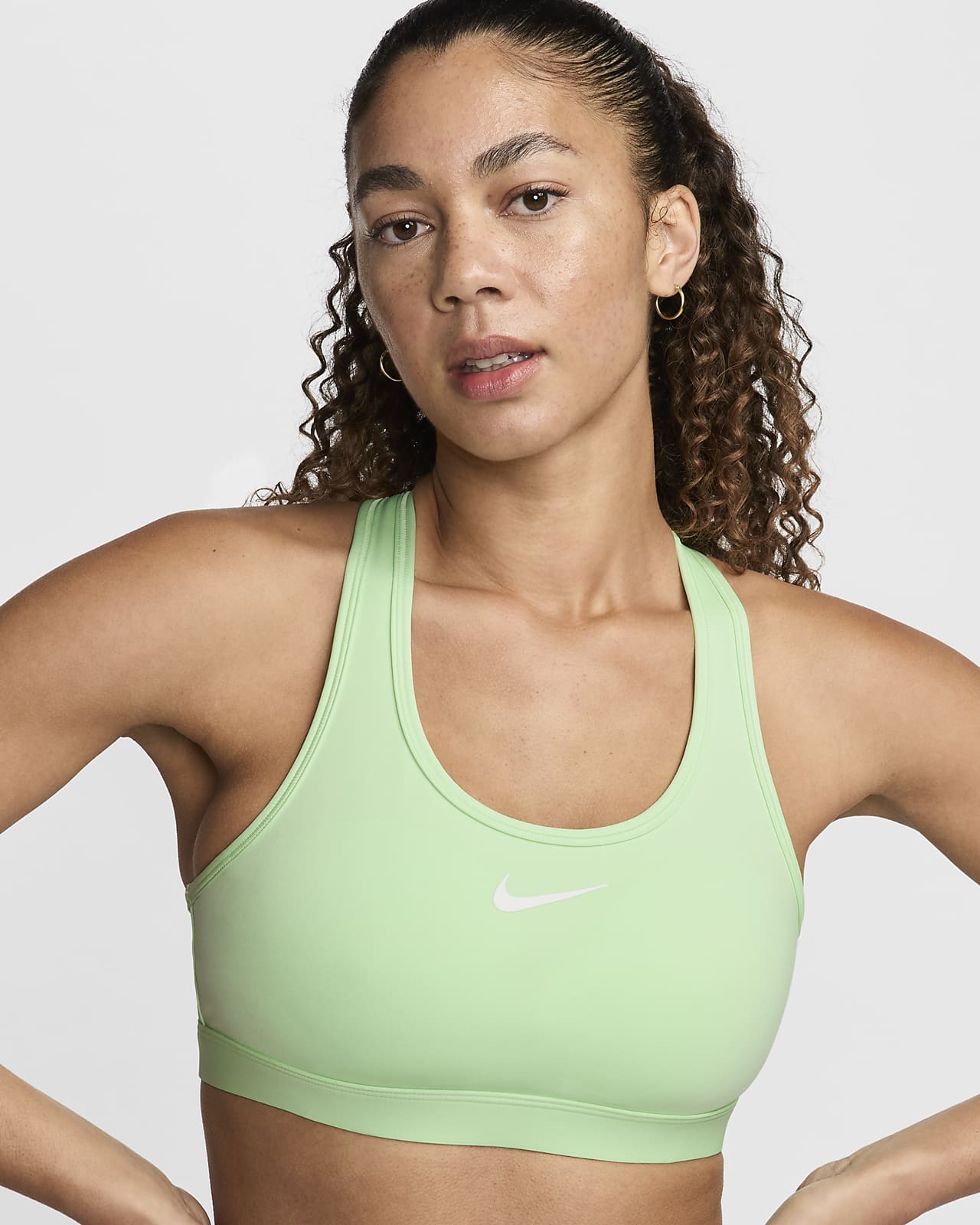 Dámská sportovní podprsenka Nike Swoosh se střední oporou a vycpávkami