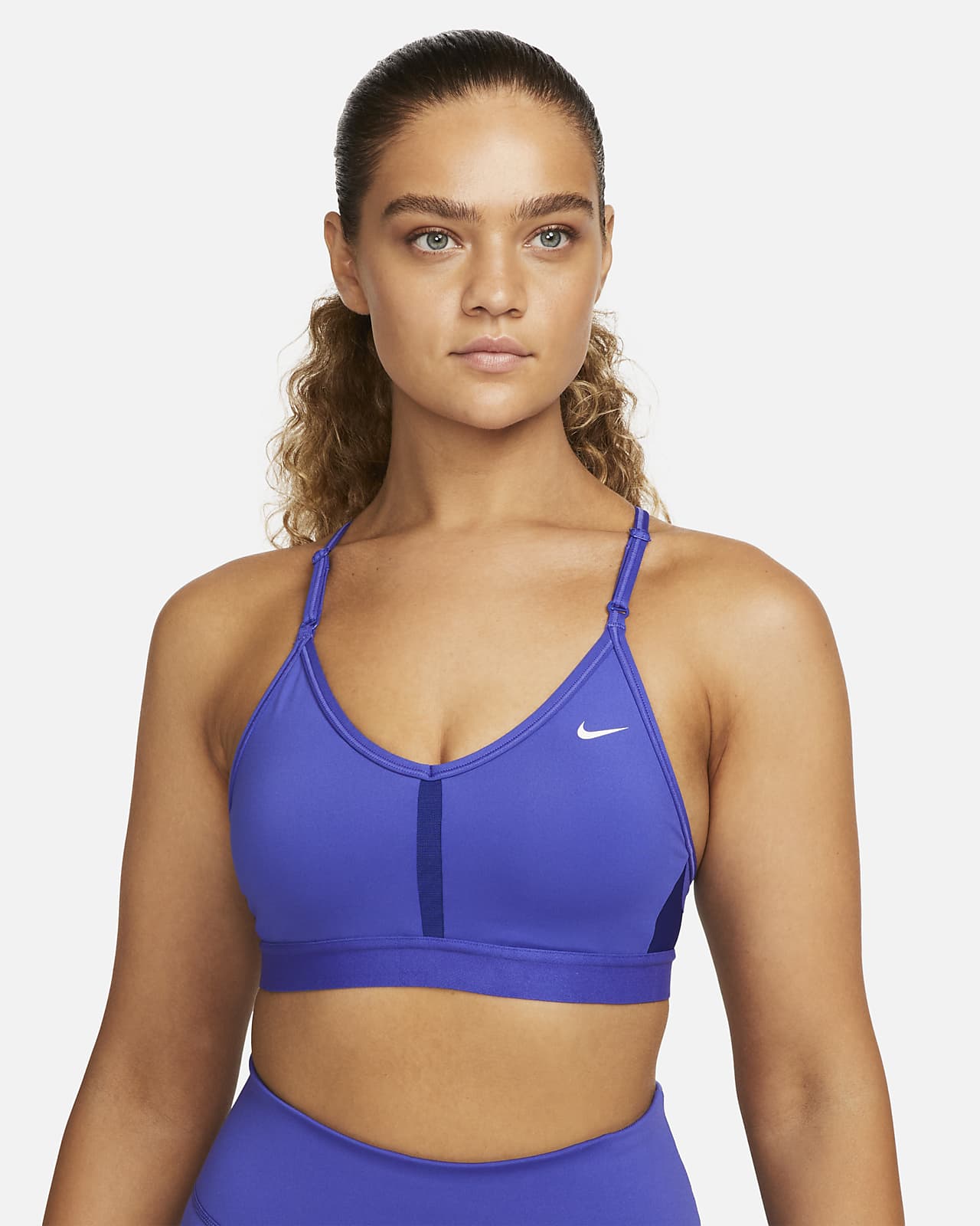 Nike Indy Sujetador deportivo de sujeción ligera con almohadilla y cuello en V - Mujer