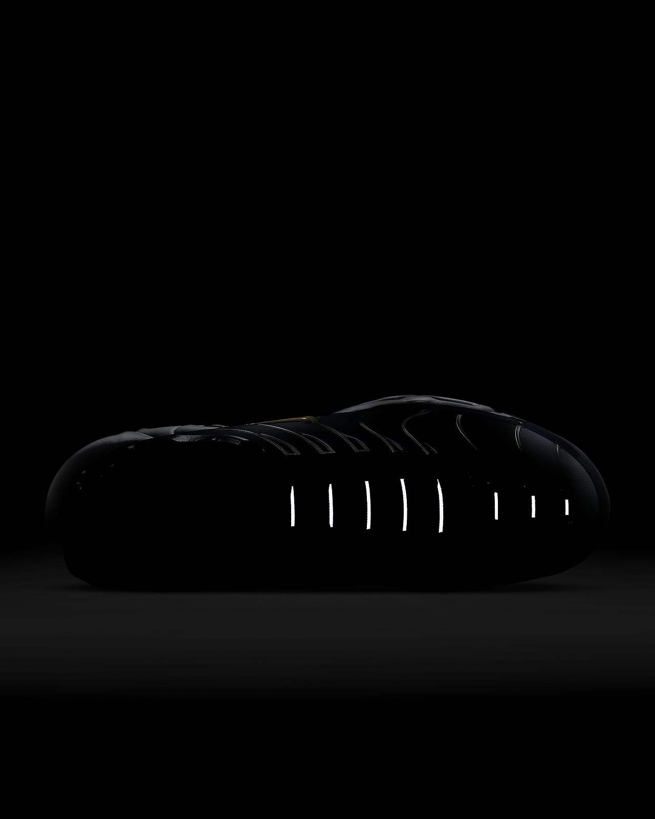 nike air max plus men's black and white