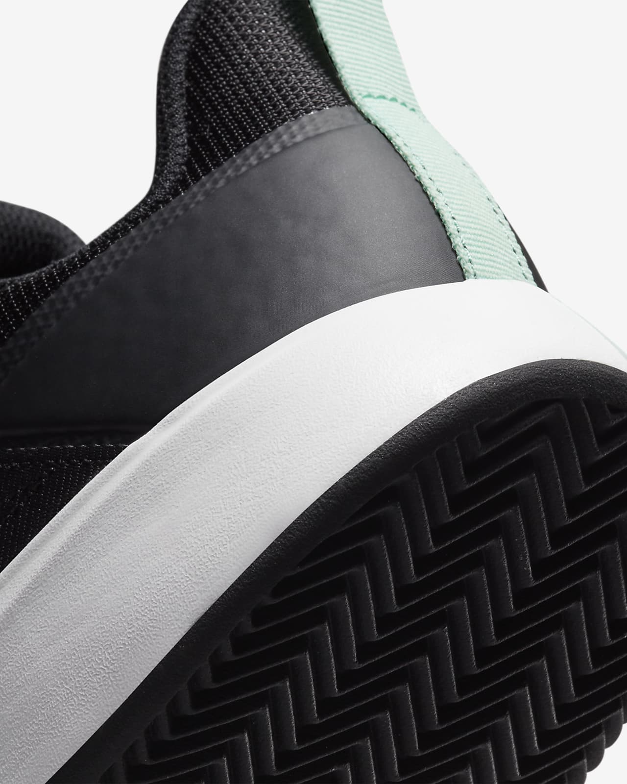 Clay Court Tennis Shoe. Nike LU