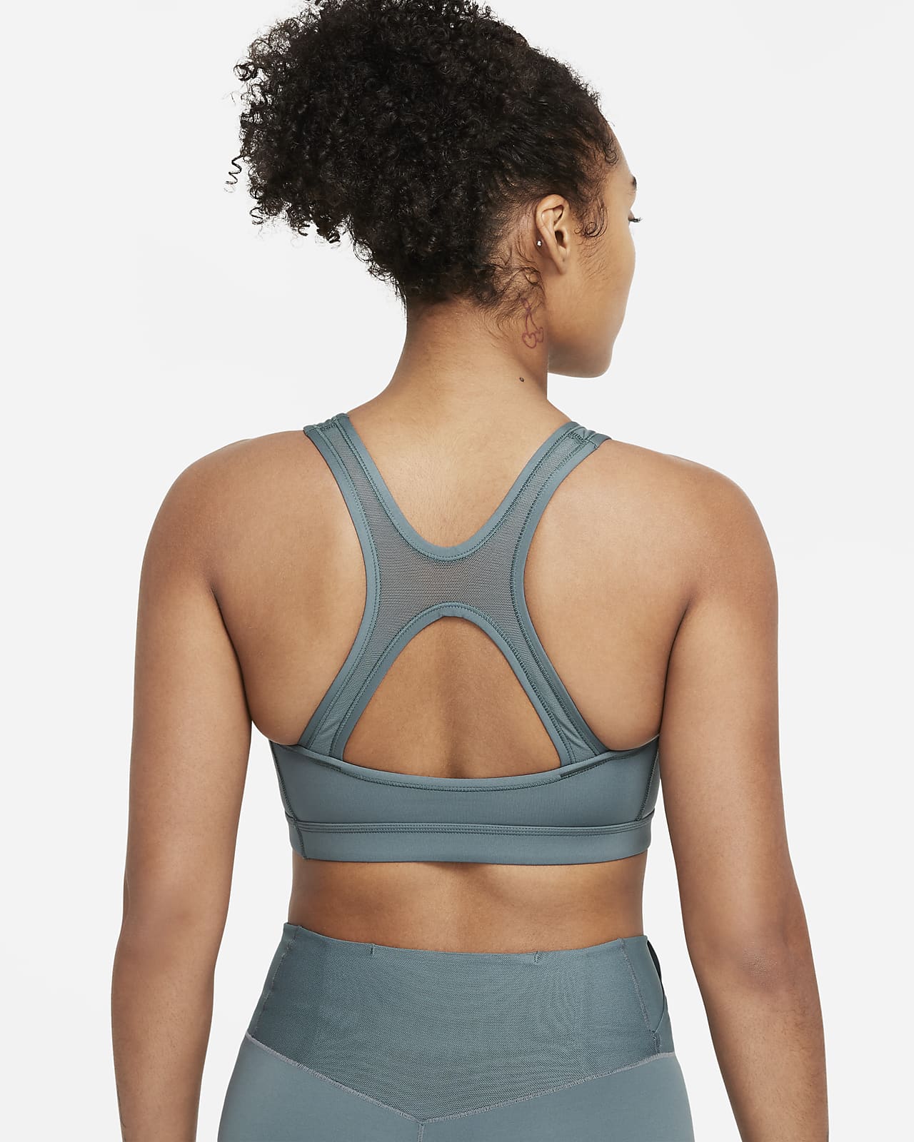 Bra deportivo con cuello en V y almohadilla de una sola pieza de media  sujeción para mujer Nike Swoosh Icon Clash. Nike.com