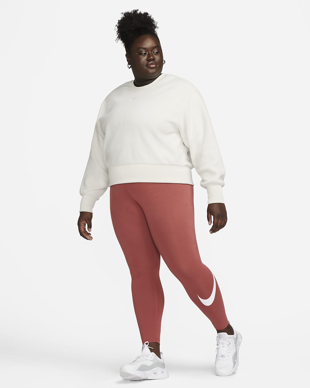 código Policía famoso Leggings con Swoosh de tiro medio para mujer Nike Sportswear Essential  (talla grande). Nike.com