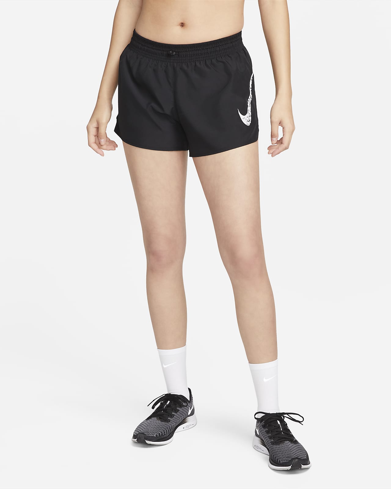กางเกงวิ่งขาสั้นเอวปานกลางมีซับในผู้หญิง Nike Dri-FIT Swoosh Run