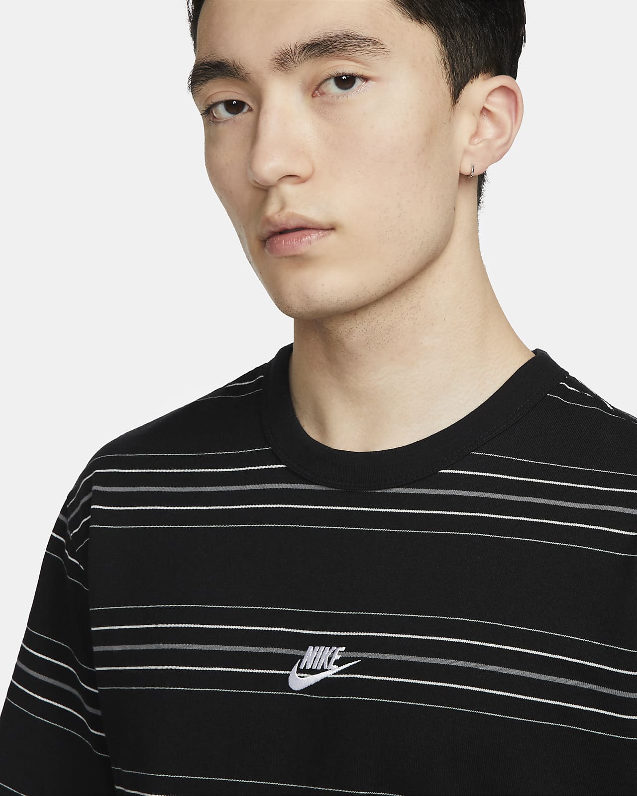 Nike Sportswear Premium Essentials Men's Striped T-Shirt. Nike SG