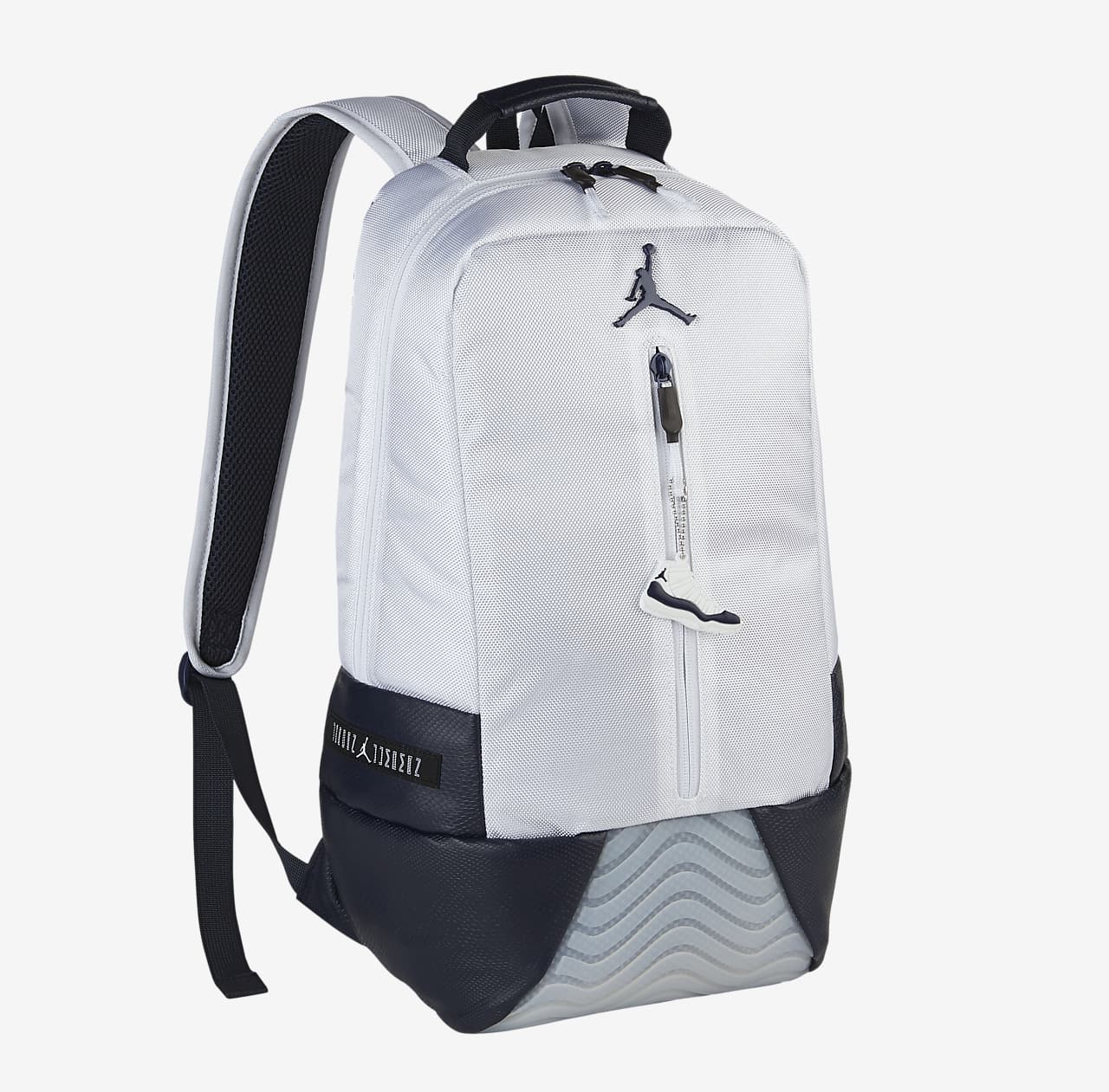 jordan retro 11 双肩包撷取 aj11 运动鞋的经典细节设计,搭配软垫