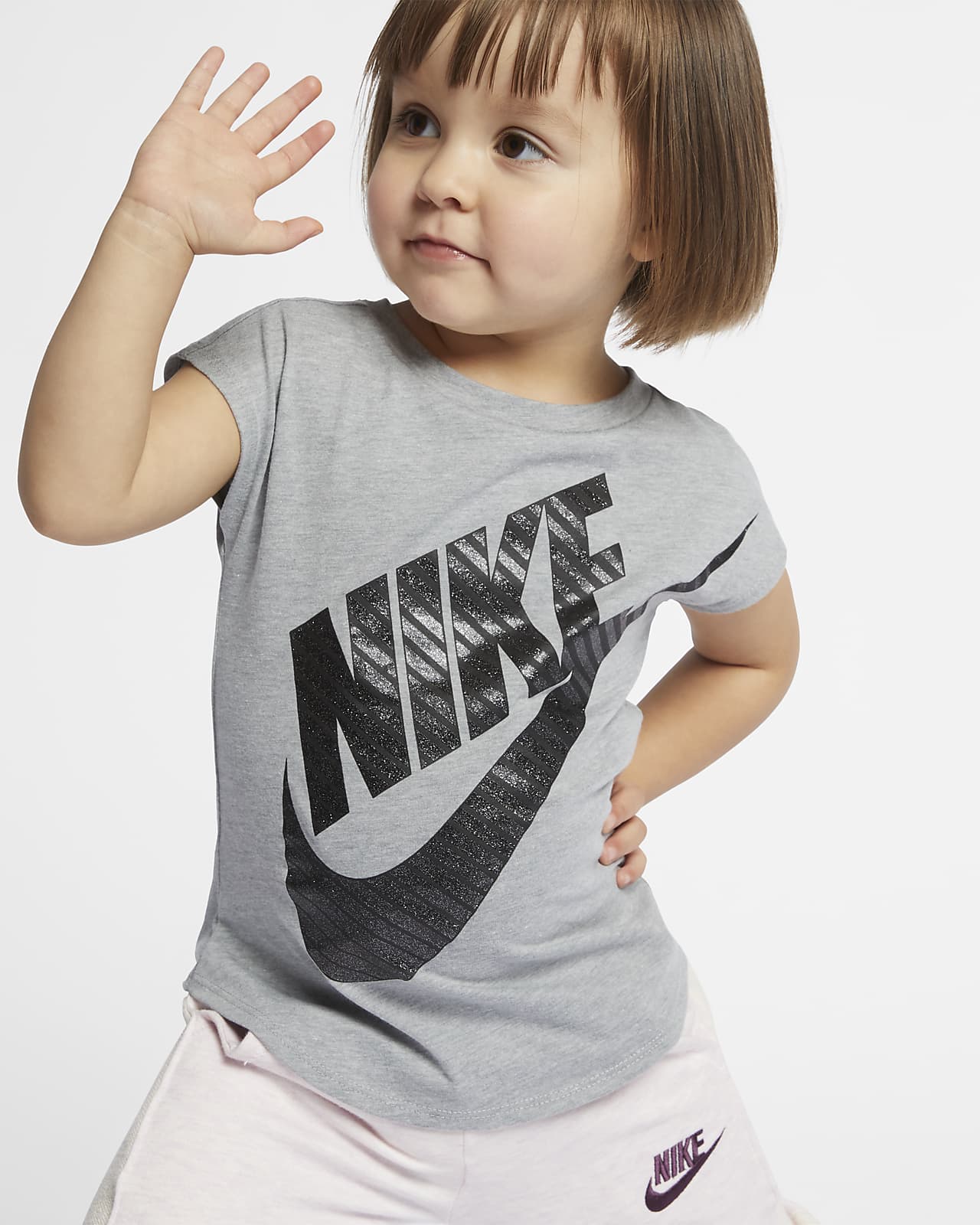 bebe com roupa da nike