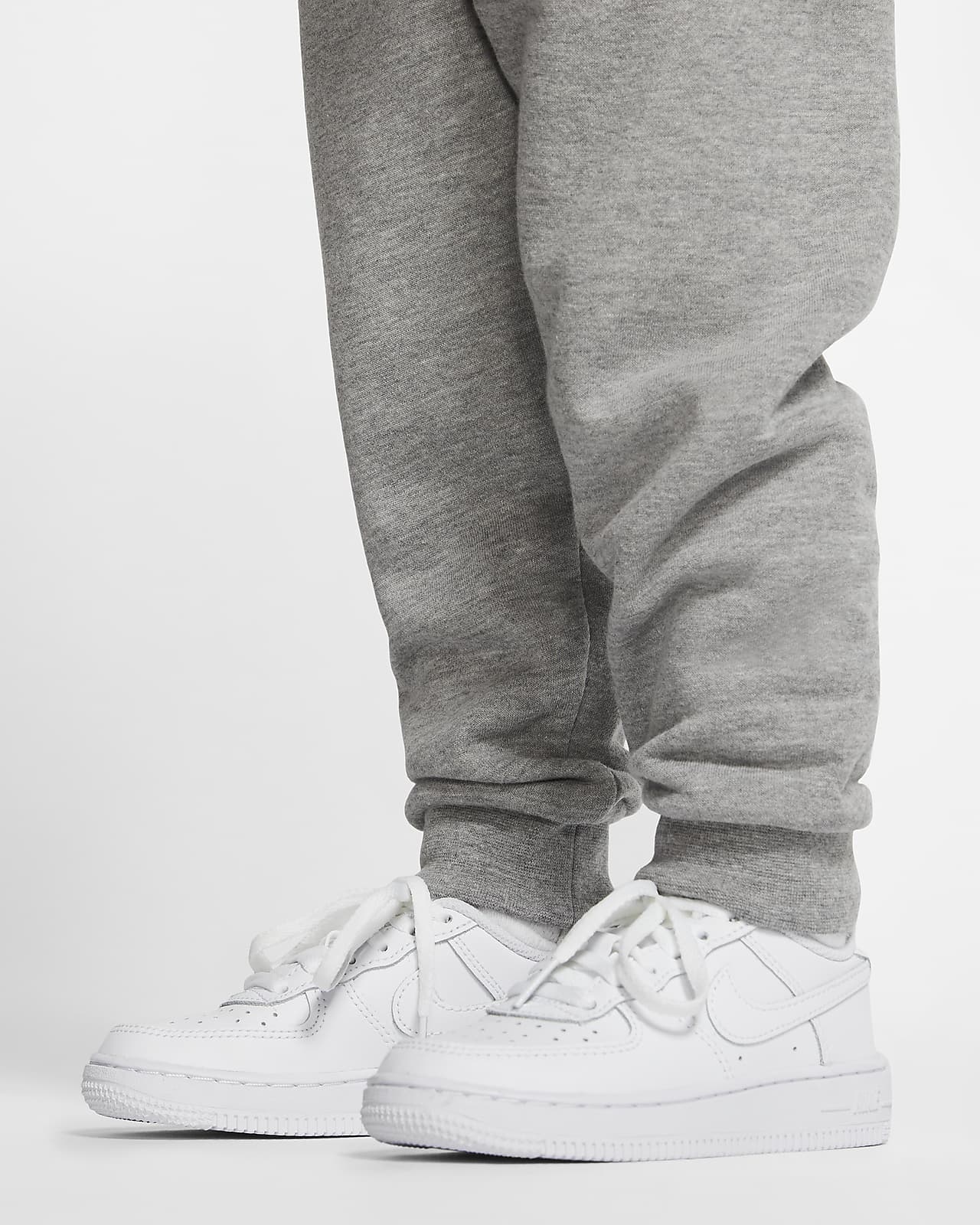 Conjunto de pantalones de entrenamiento y sudadera con capucha para bebé  LeBron. Nike.com