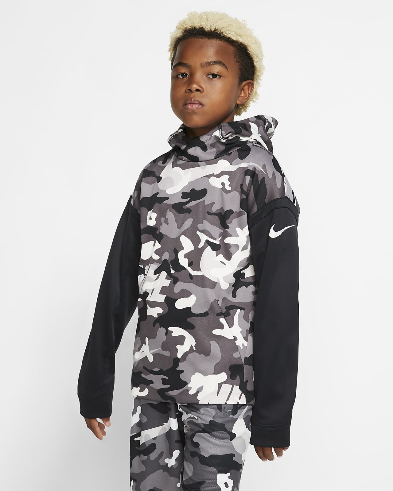 Sudadera con capucha sin cierre de entrenamiento con gráfico de camuflaje  para niño Nike Therma. Nike.com