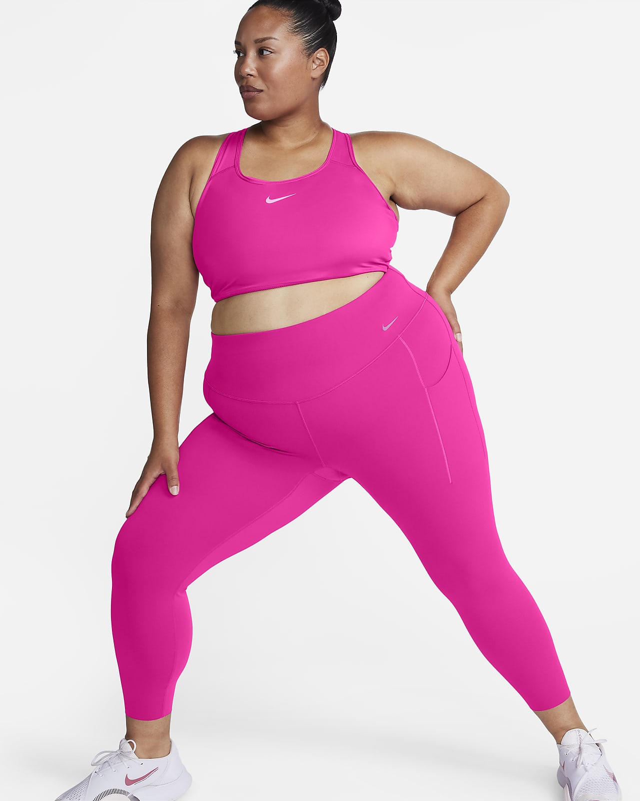 Nike Universa közepes tartást adó, 7/8-os, magas derekú, zsebes női leggings (plus size méret)
