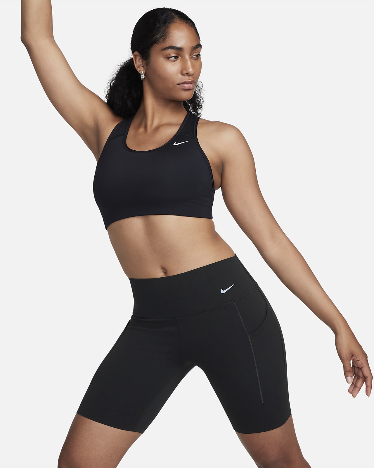 Nike Universa Bikershorts met halfhoge taille, zakken en medium ondersteuning voor dames (20 cm)