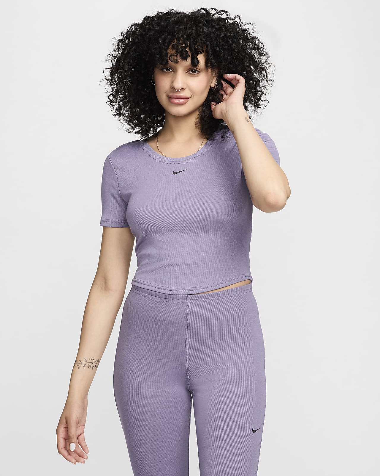 Playera de manga corta de tela de minicanalé ajustada con espalda redonda para mujer Nike Sportswear Chill Knit