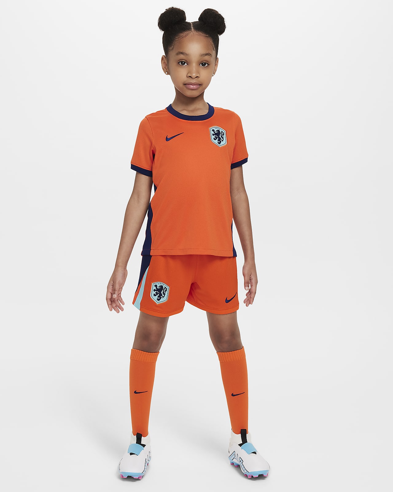 Conjunto de três peças de futebol de réplica Nike do equipamento principal Stadium Países Baixos 2024 para criança