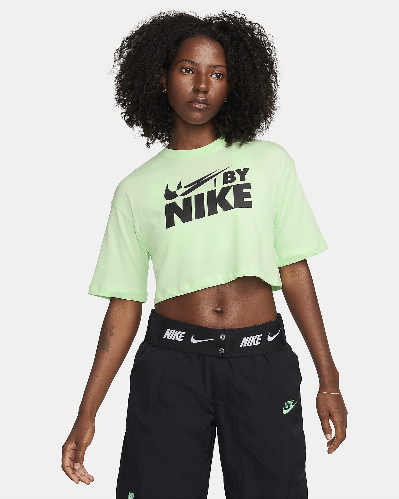 T-shirt damski o krótkim kroju Nike Sportswear
