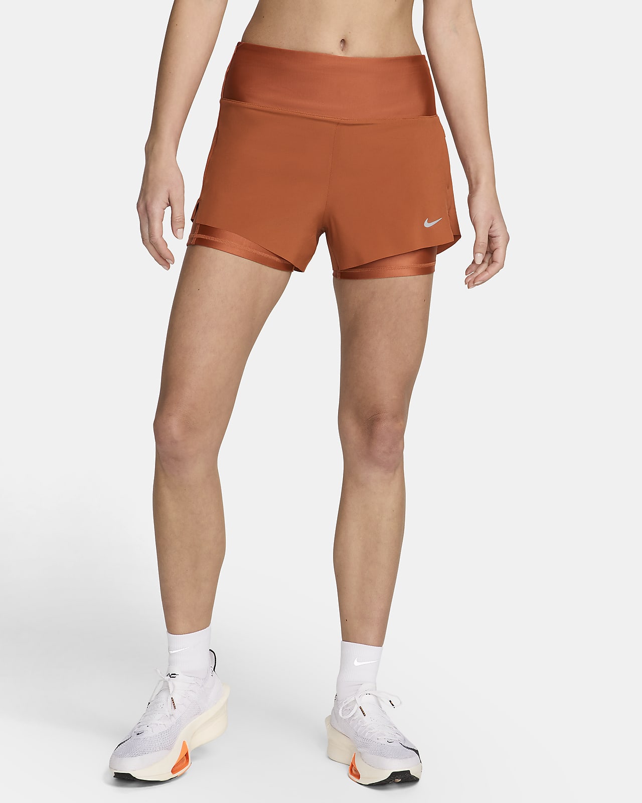 Nike Dri-FIT Swift 2-i-1-løpeshorts med mellomhøyt liv og lommer til dame (8 cm)