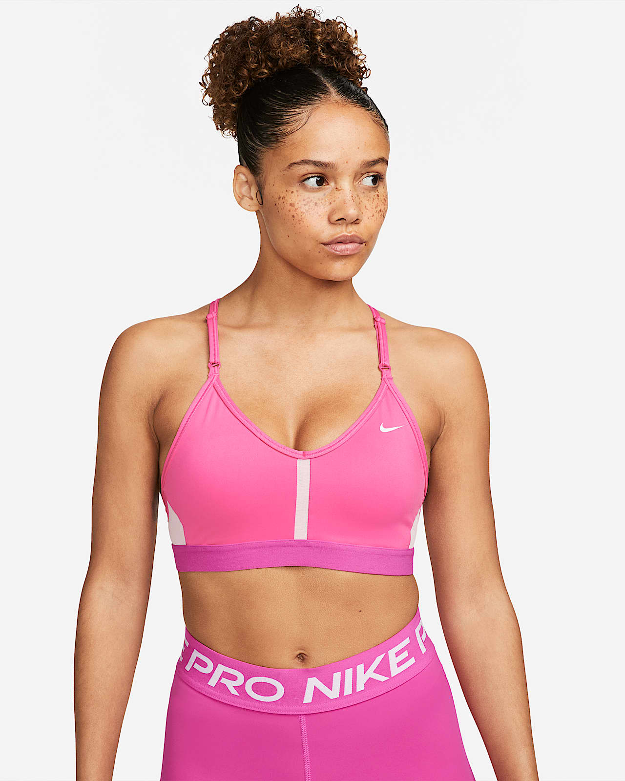 Nike Indy gepolsterter Sport-BH mit leichtem Halt und V-Ausschnitt für Damen