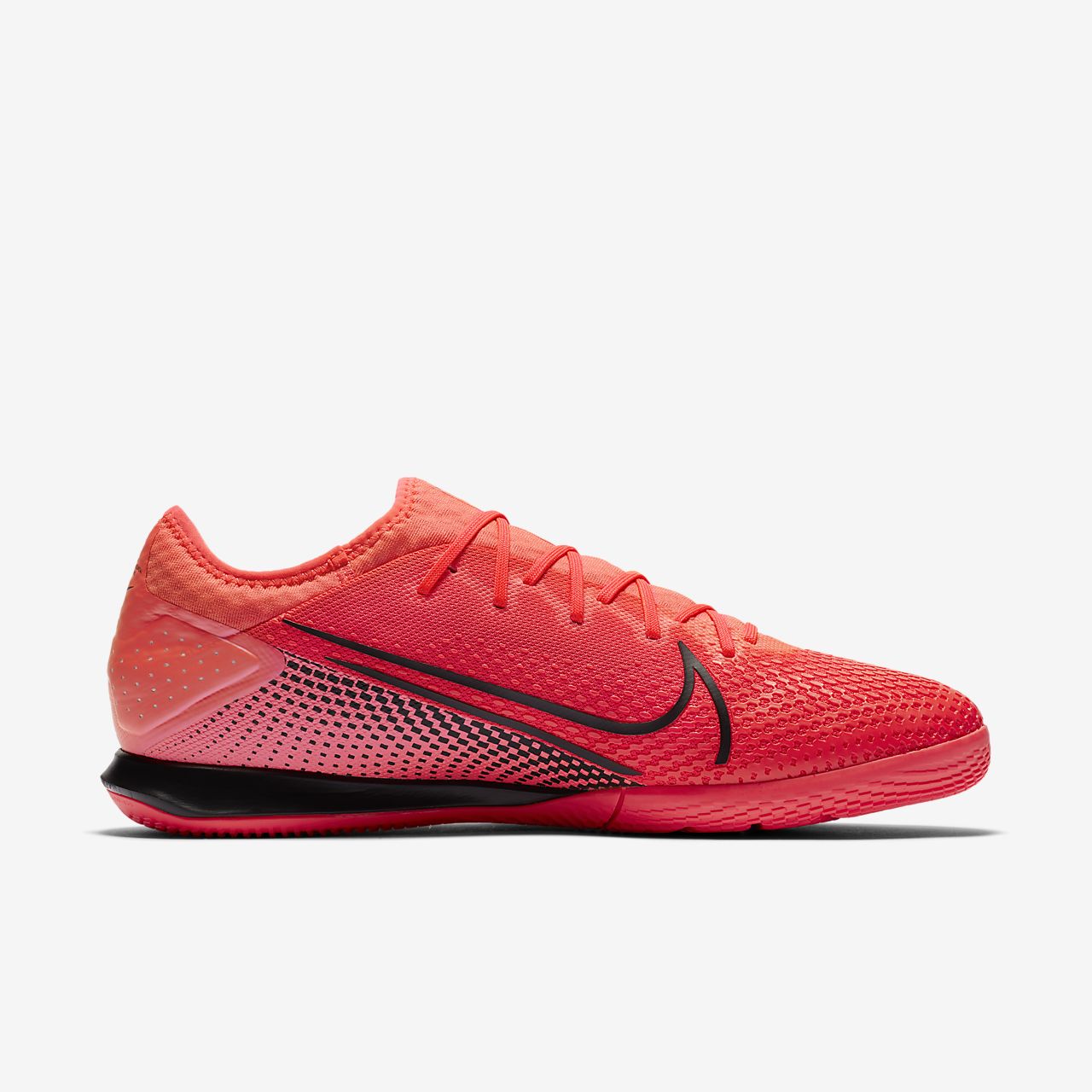 Nike Mercurial Vapor 13 Pro IC futballcipő fedett pályára Megérkezett a csatárok új cipője a Nike tól, a Phantom Venom