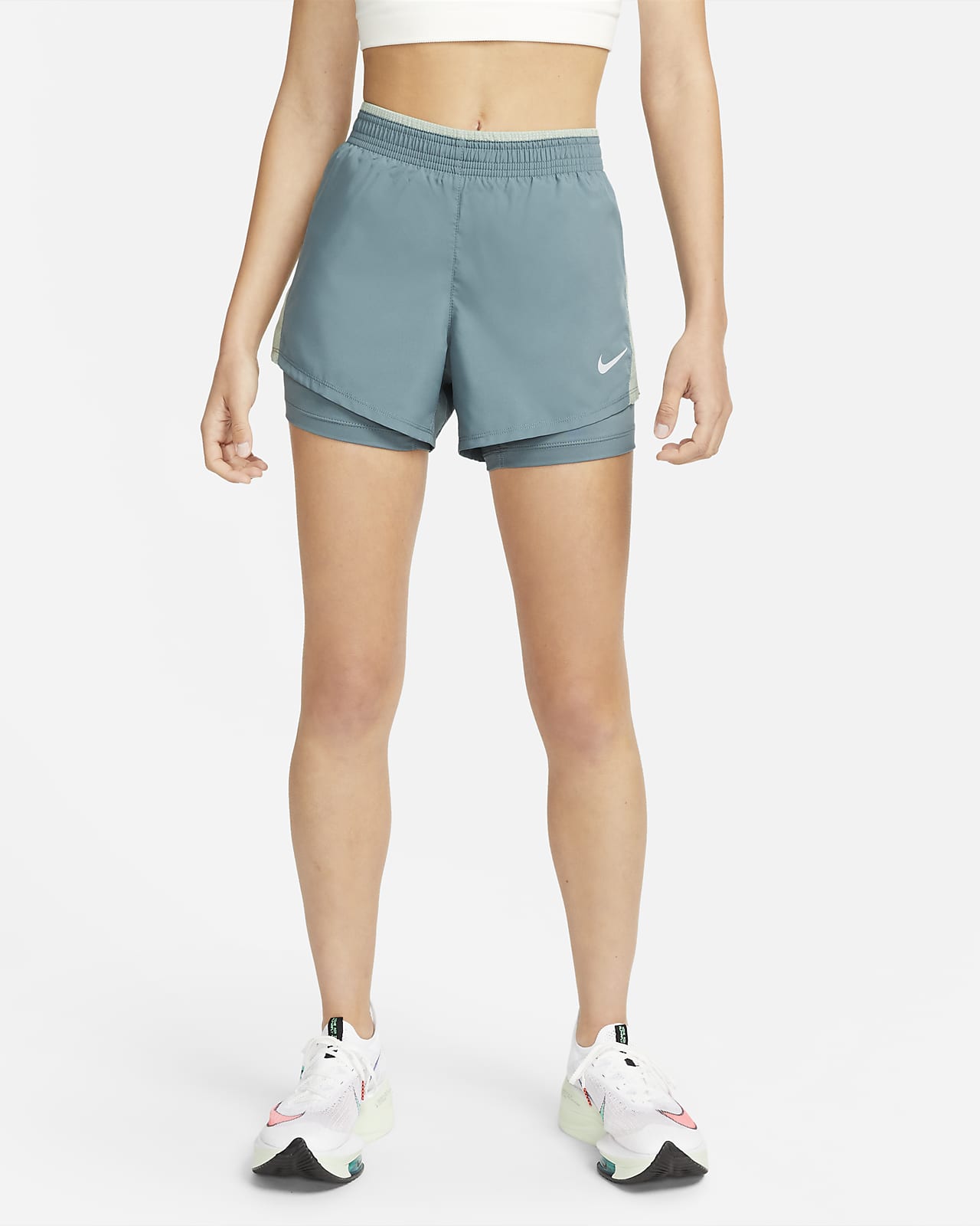 กางเกงวิ่งขาสั้น 2-In-1 ผู้หญิง Nike
