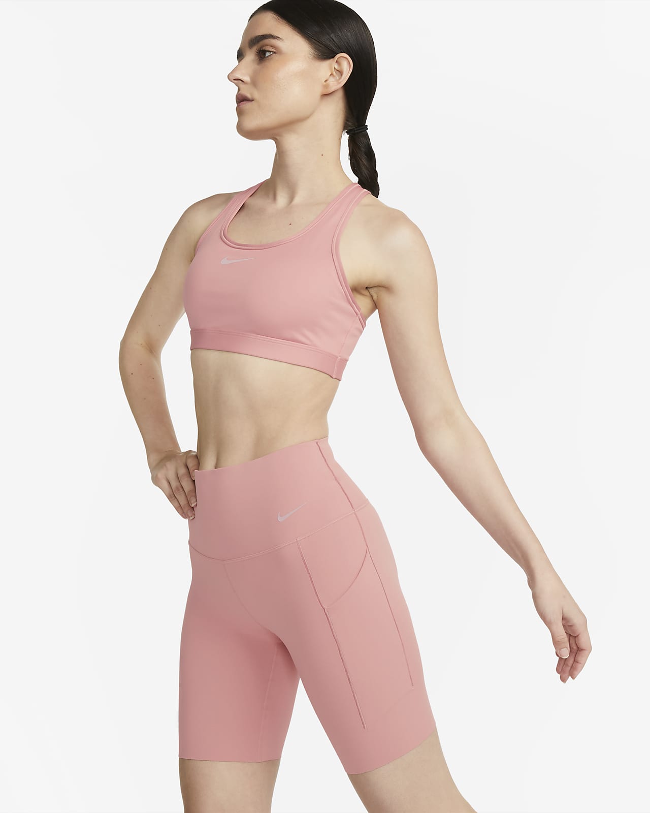 Nike Universa közepes tartást adó, magas derekú, 20 cm-es női kerékpáros rövidnadrág zsebekkel