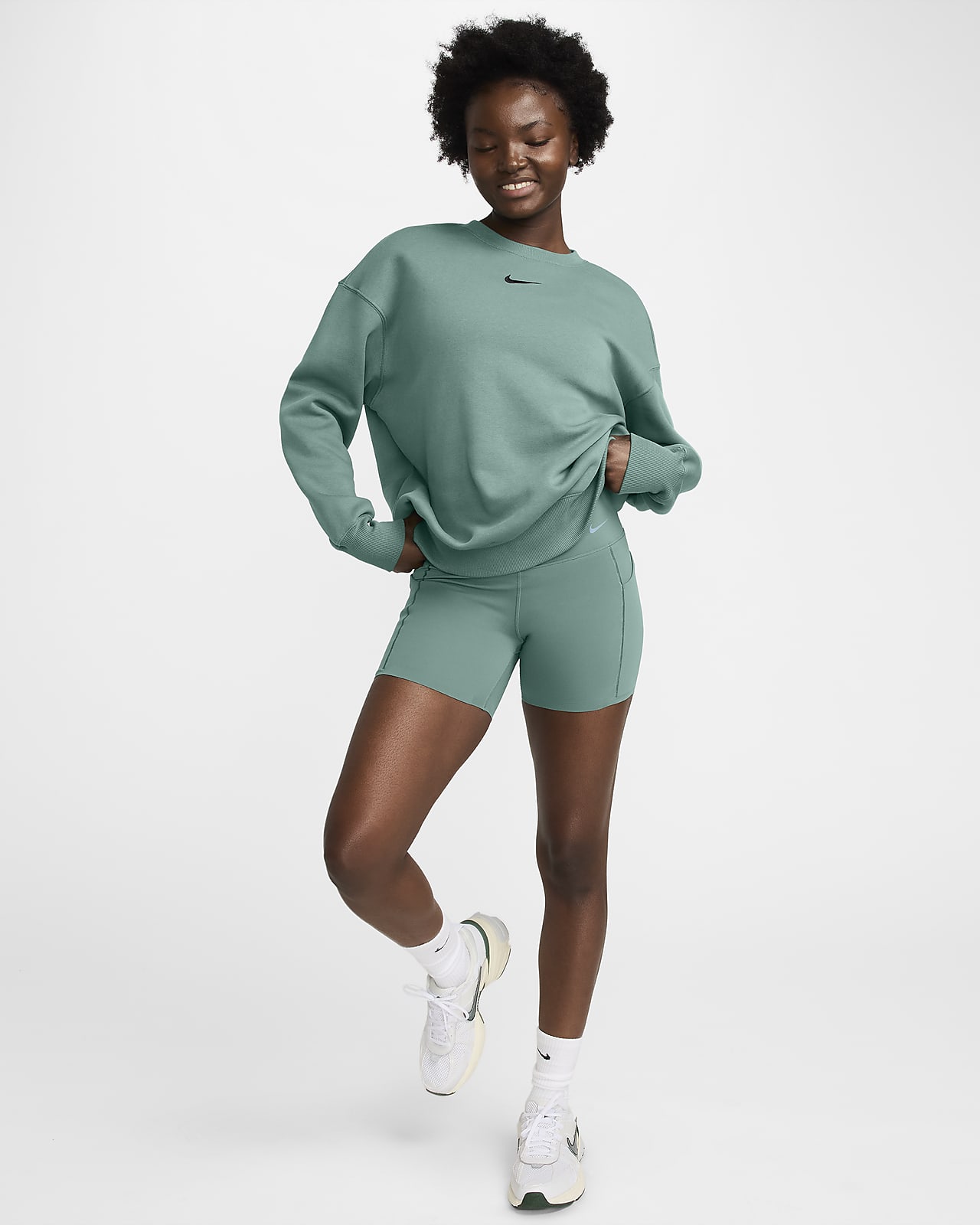 Shorts de ciclismo con bolsillos de 13 cm de tiro alto y media sujeción para mujer Nike Universa