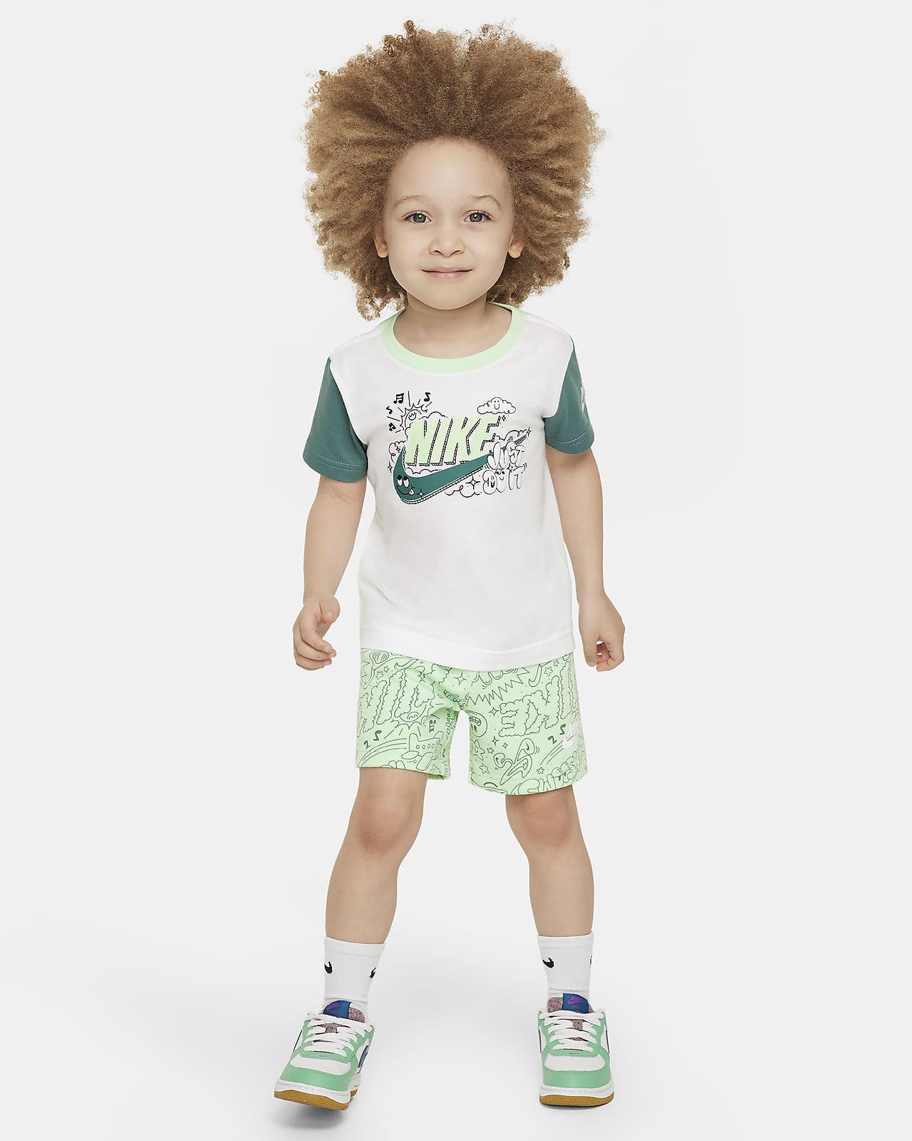 Conjunto de playera y shorts infantil Nike Sportswear Create Your Own Adventure