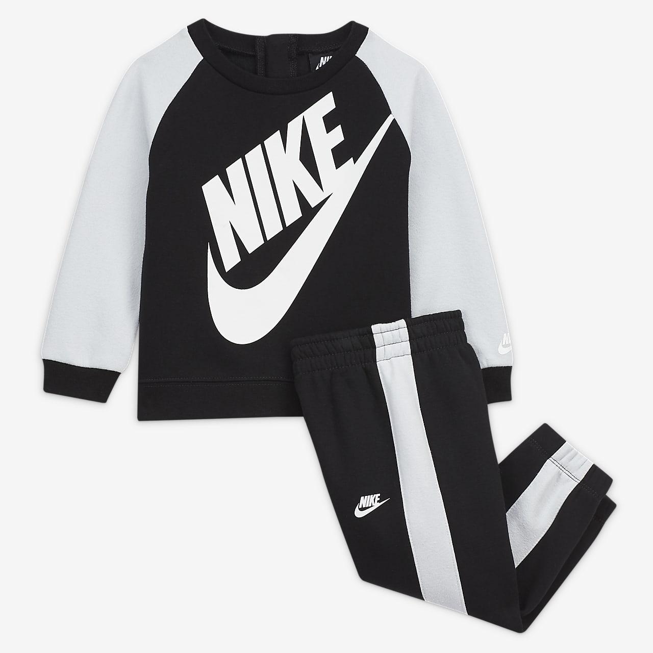 bebe com roupa da nike