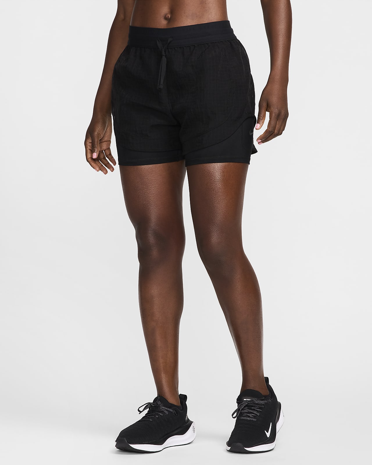 Nike Running Division Dri-FIT 2-in1-Laufshorts mit mittelhohem Bund (Damen, ca. 7,5 cm)