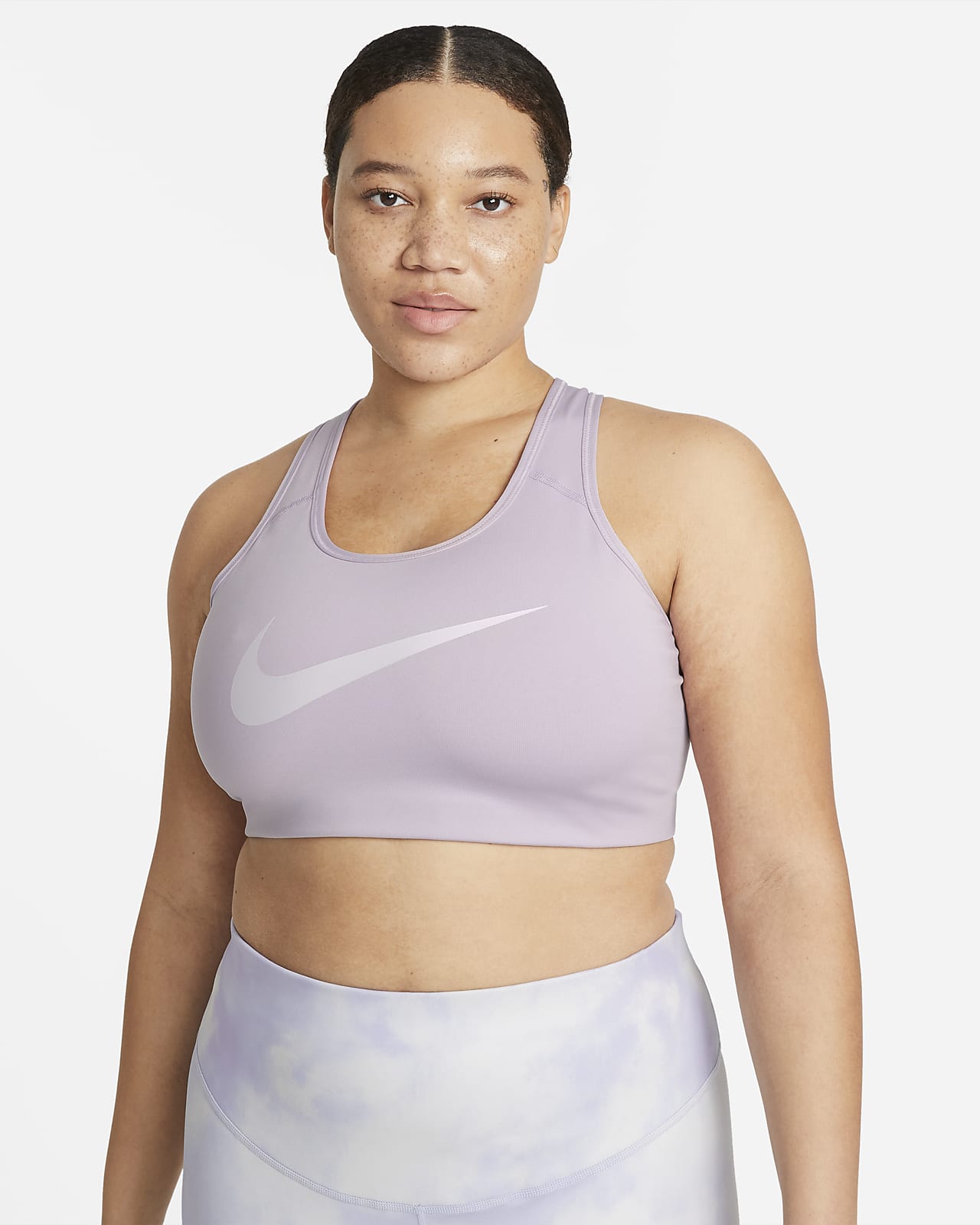 Bra deportivo estampado sin almohadilla de media sujeción talla grande para mujer Nike Swoosh Icon Clash