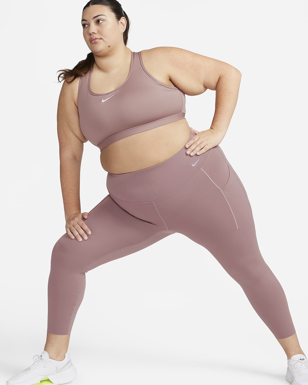Nike Universa közepes tartást adó, 7/8-os, magas derekú, zsebes női leggings (plus size méret)