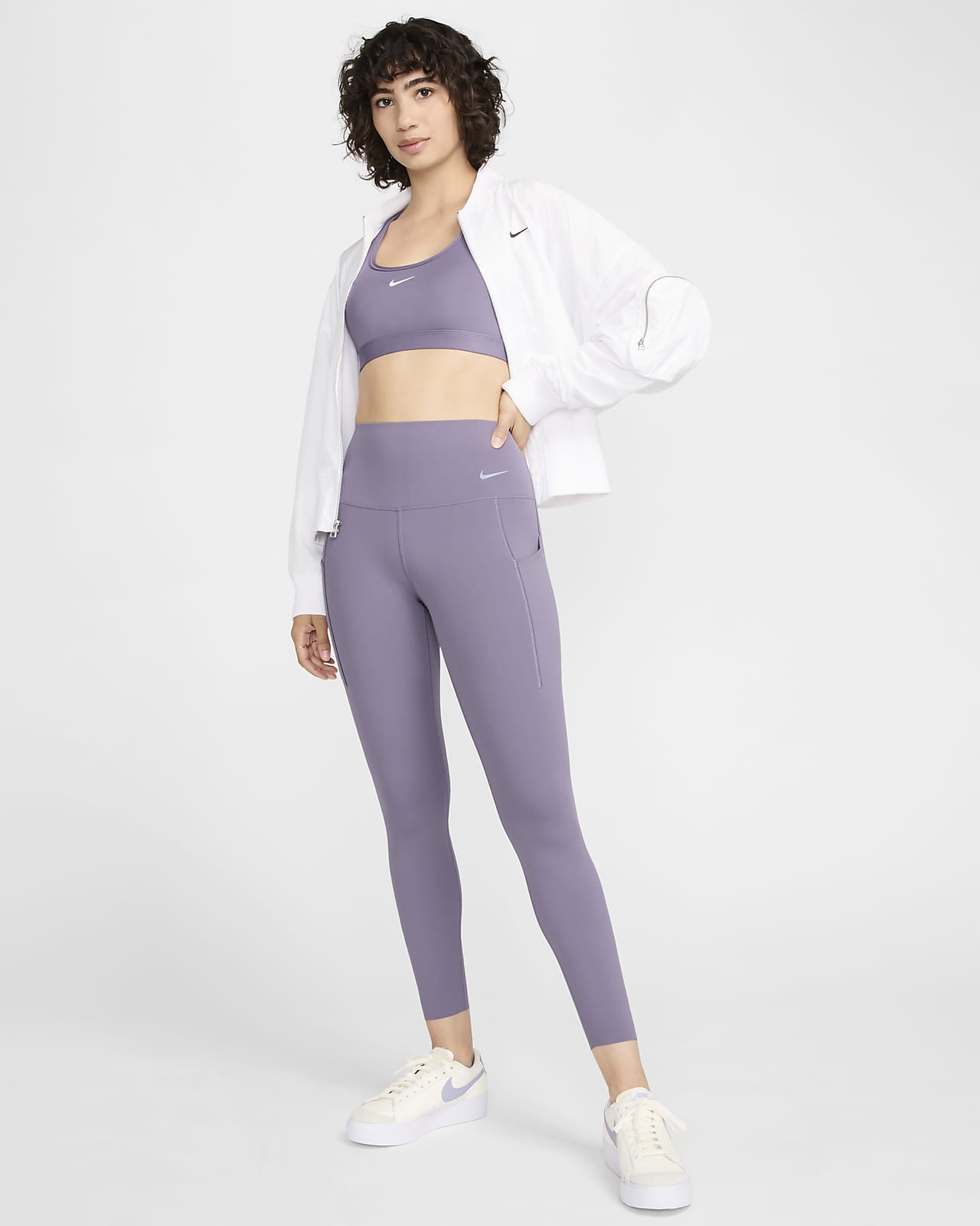 Nike Universa közepes tartást adó, 7/8-os, magas derekú női leggings zsebekkel