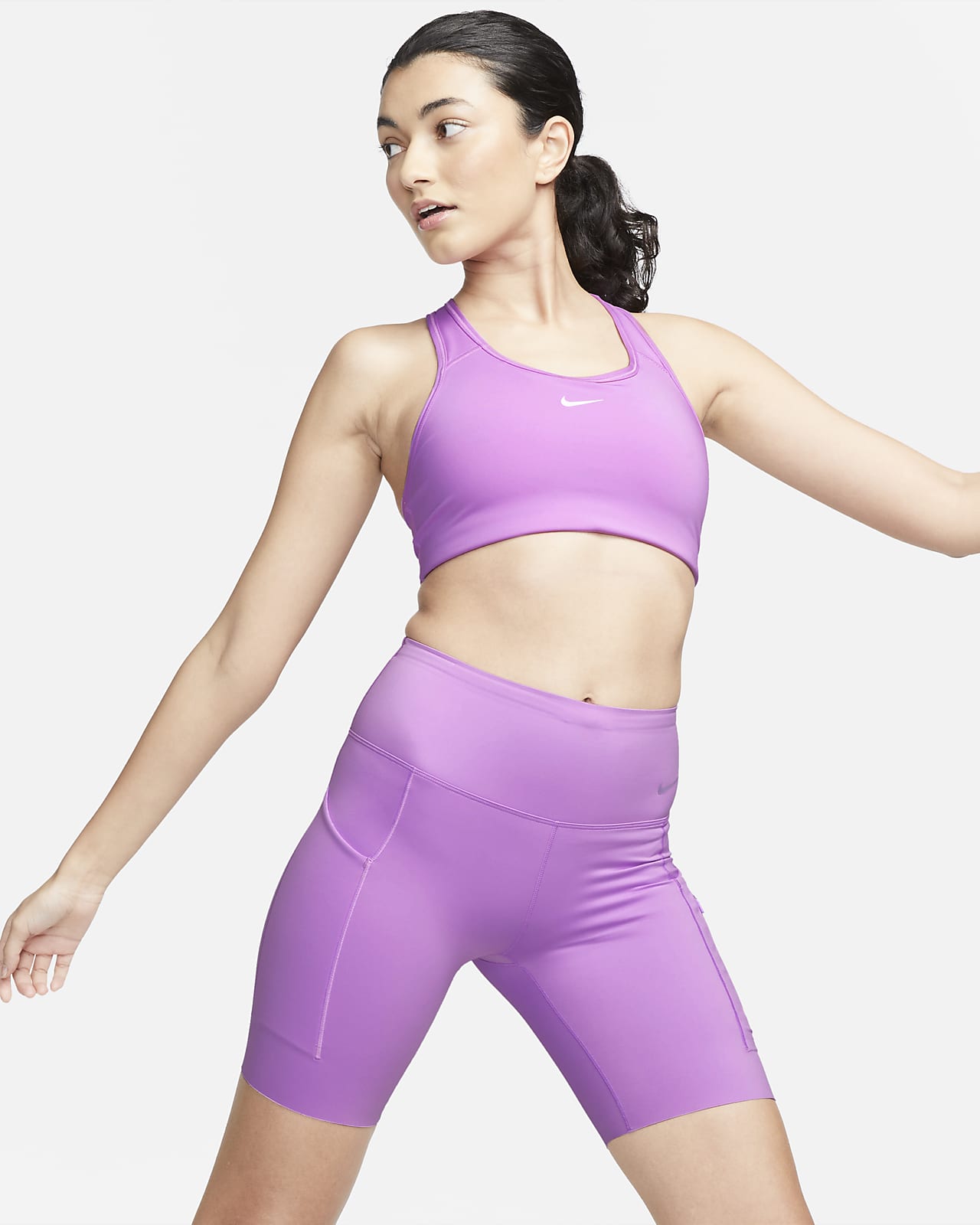 Calções tipo ciclista de cintura normal e suporte firme de 20 cm com bolsos Nike Go para mulher