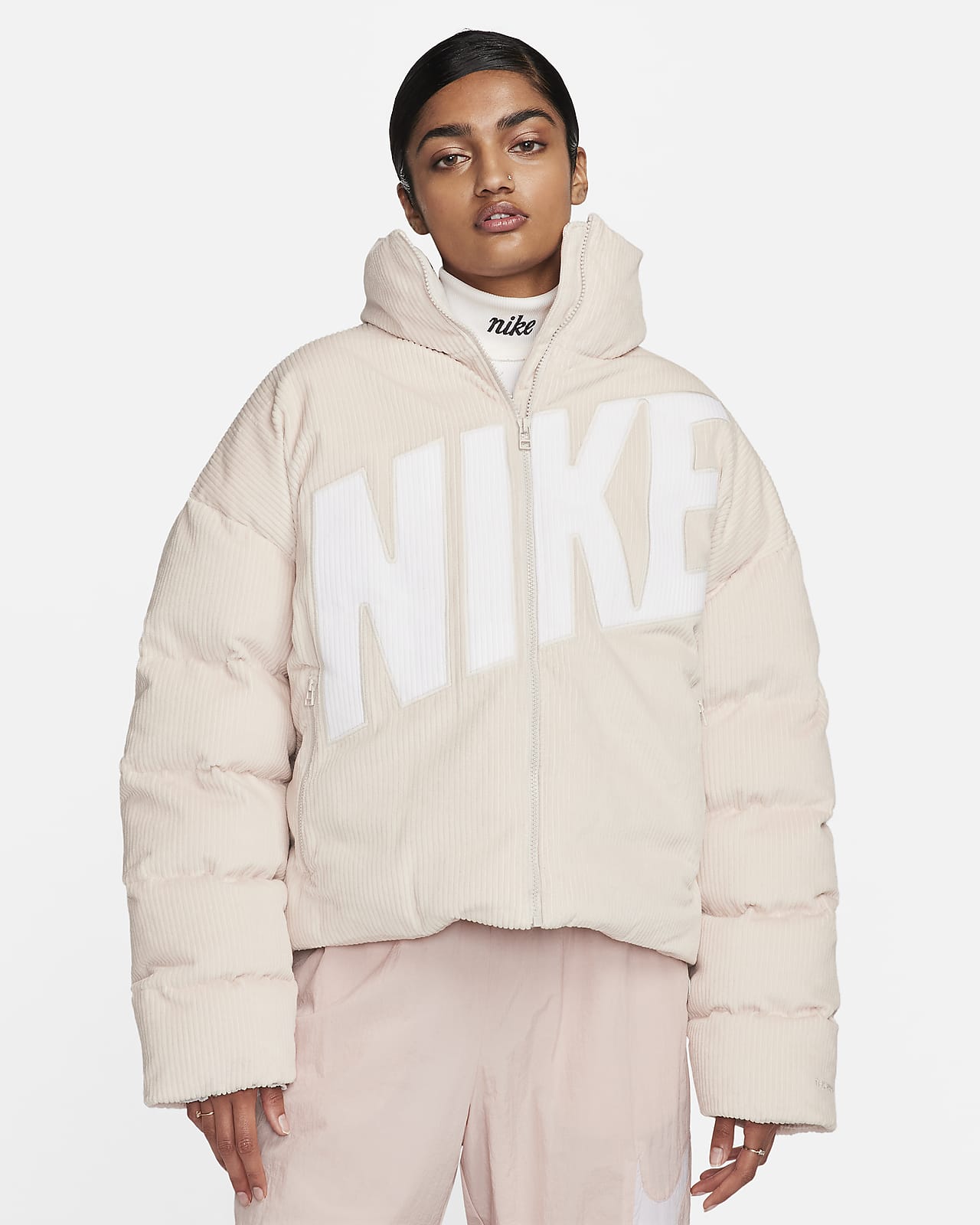 Γυναικείο φουσκωτό μπουφάν κοτλέ σε φαρδιά γραμμή Therma-FIT Nike Sportswear