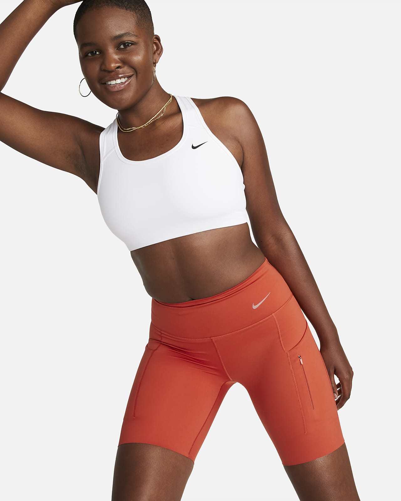 Nike Go erős tartást adó, középmagas derekú, 20 cm-es női biciklis rövidnadrág zsebekkel