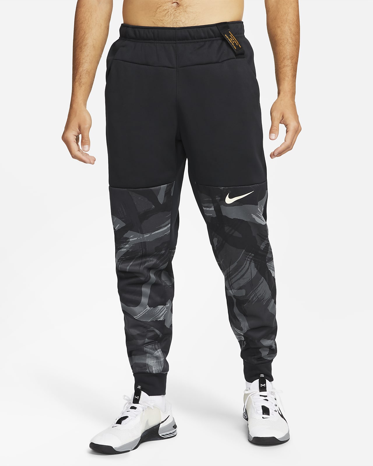 Ανδρικό παντελόνι προπόνησης που στενεύει προς τα κάτω με μοτίβο παραλλαγής Nike Therma-FIT