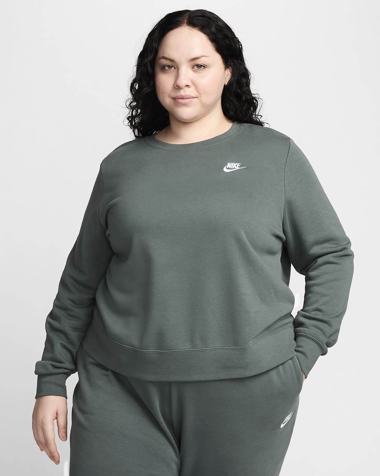 Sudadera Nike Sportswear Club Fleece con cuello redondo para mujer (talla grande)