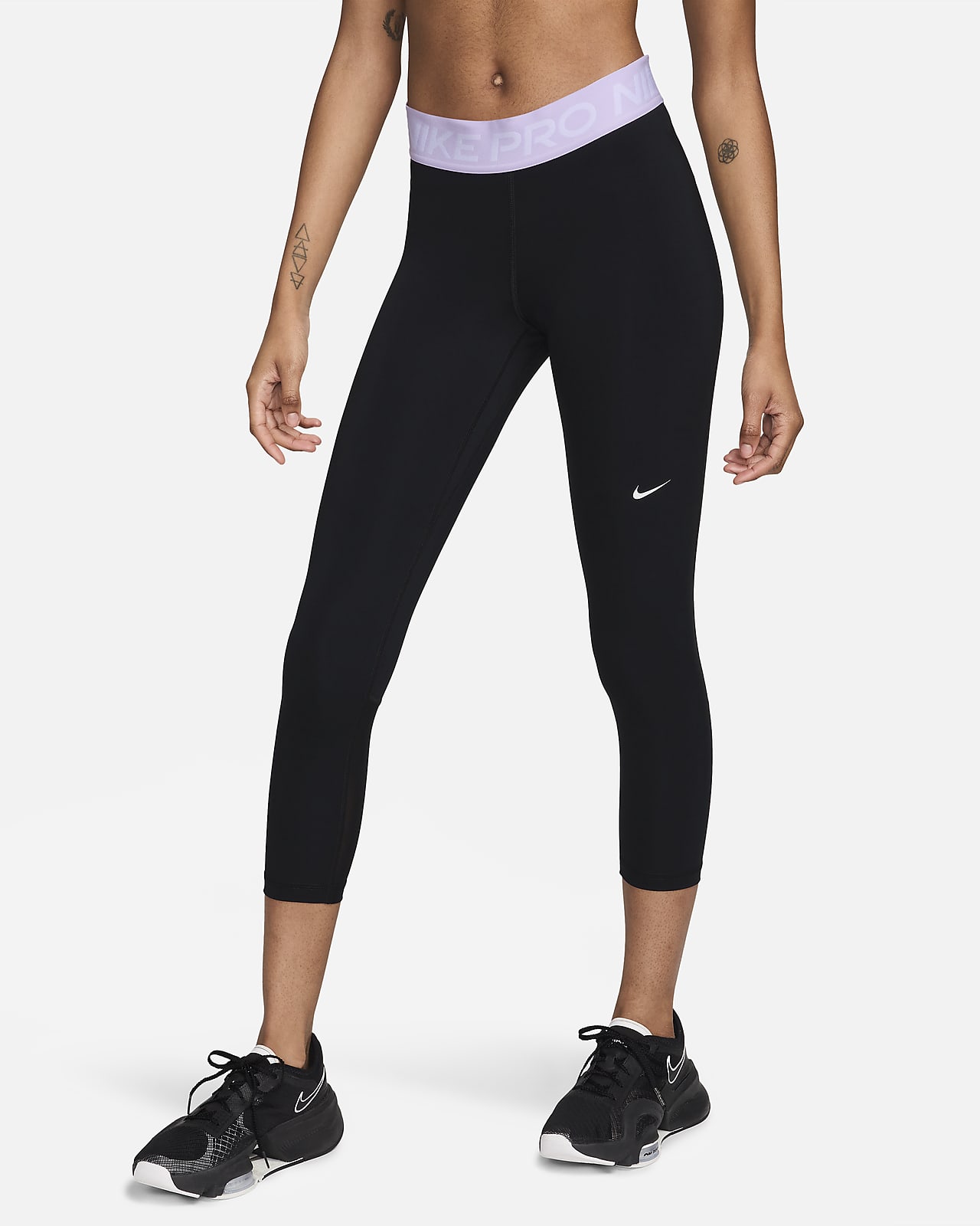 Korte Nike Pro-leggings med mellemhøj talje og meshpanel til kvinder