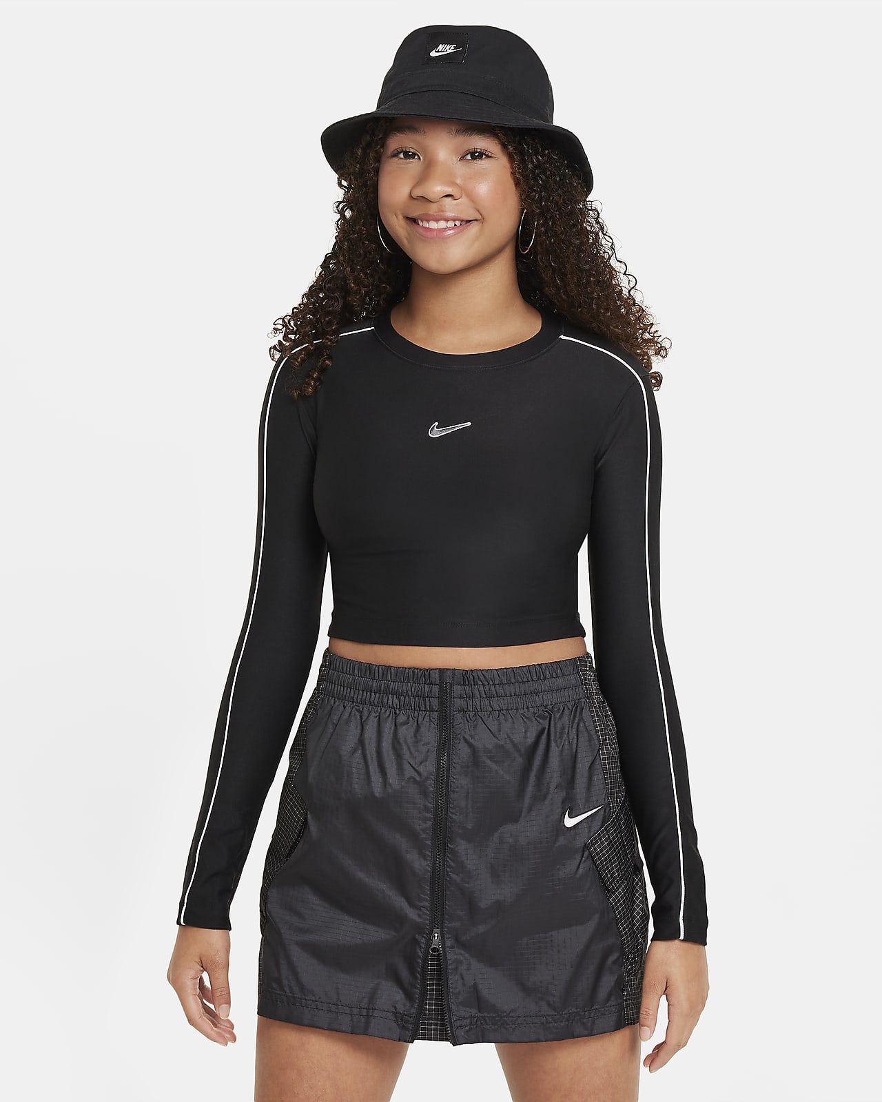 Nike Sportswear hosszú ujjú, rövidített szabású póló nagyobb gyerekeknek (lányoknak)