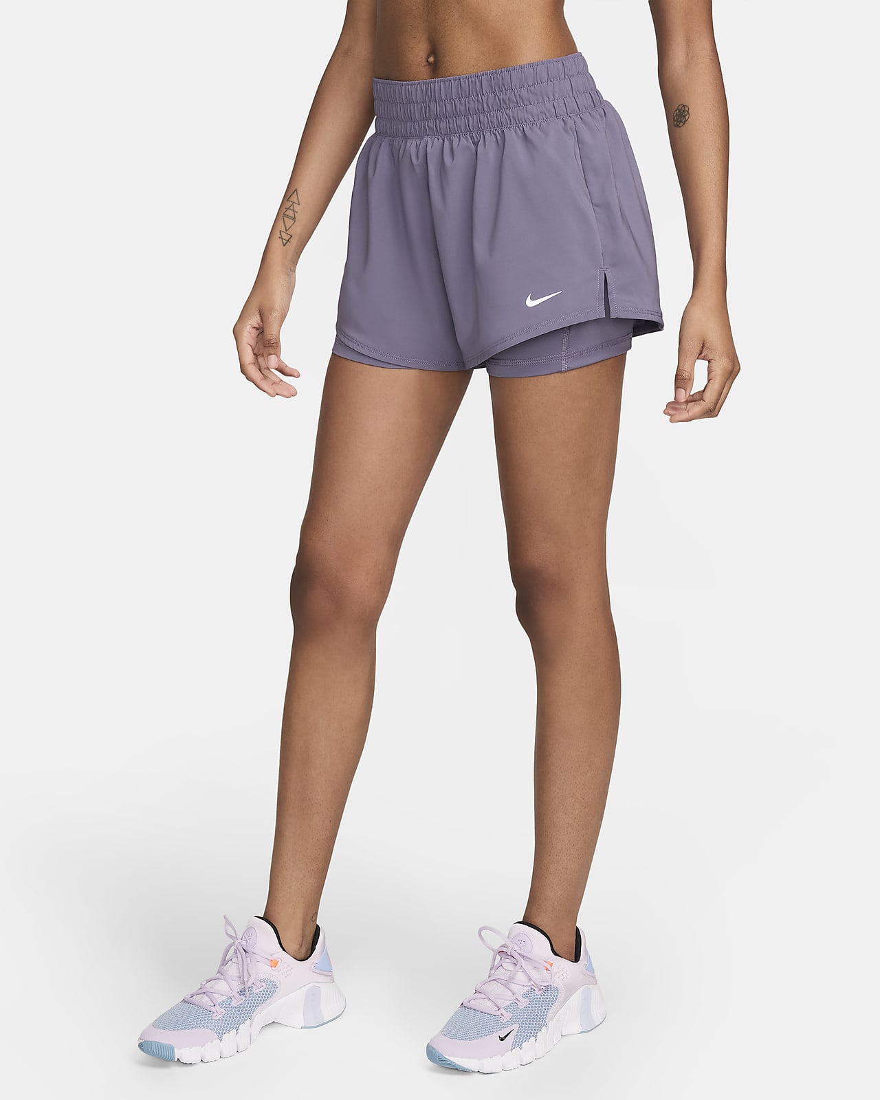 Shorts Dri-FIT 2 en 1 de tiro medio de 8 cm para mujer Nike One