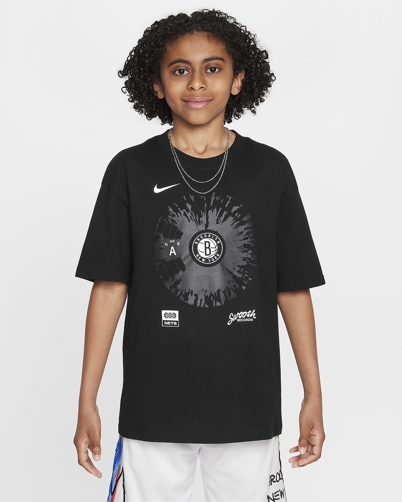 T-Shirt Nike NBA Max90 Μπρούκλιν Νετς Courtside για μεγάλα αγόρια