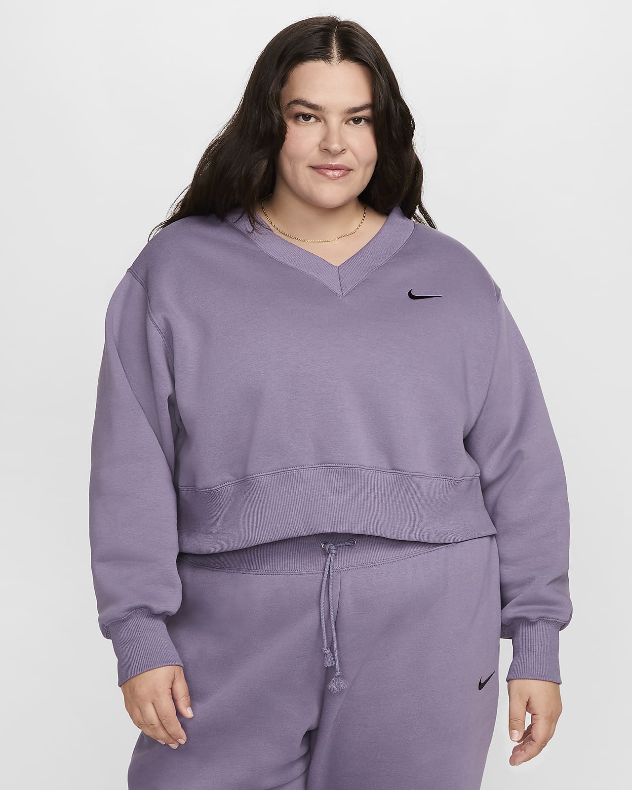 Playera con cuello en V de tejido Fleece cropped para mujer Nike Sportswear Phoenix (talla grande)