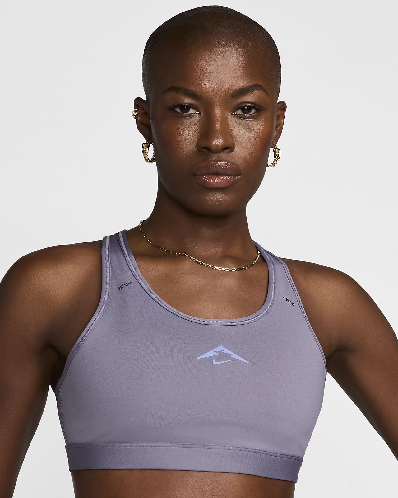 Dámská sportovní podprsenka Nike Trail Swoosh On The Run se střední oporou a lehkou podšívkou