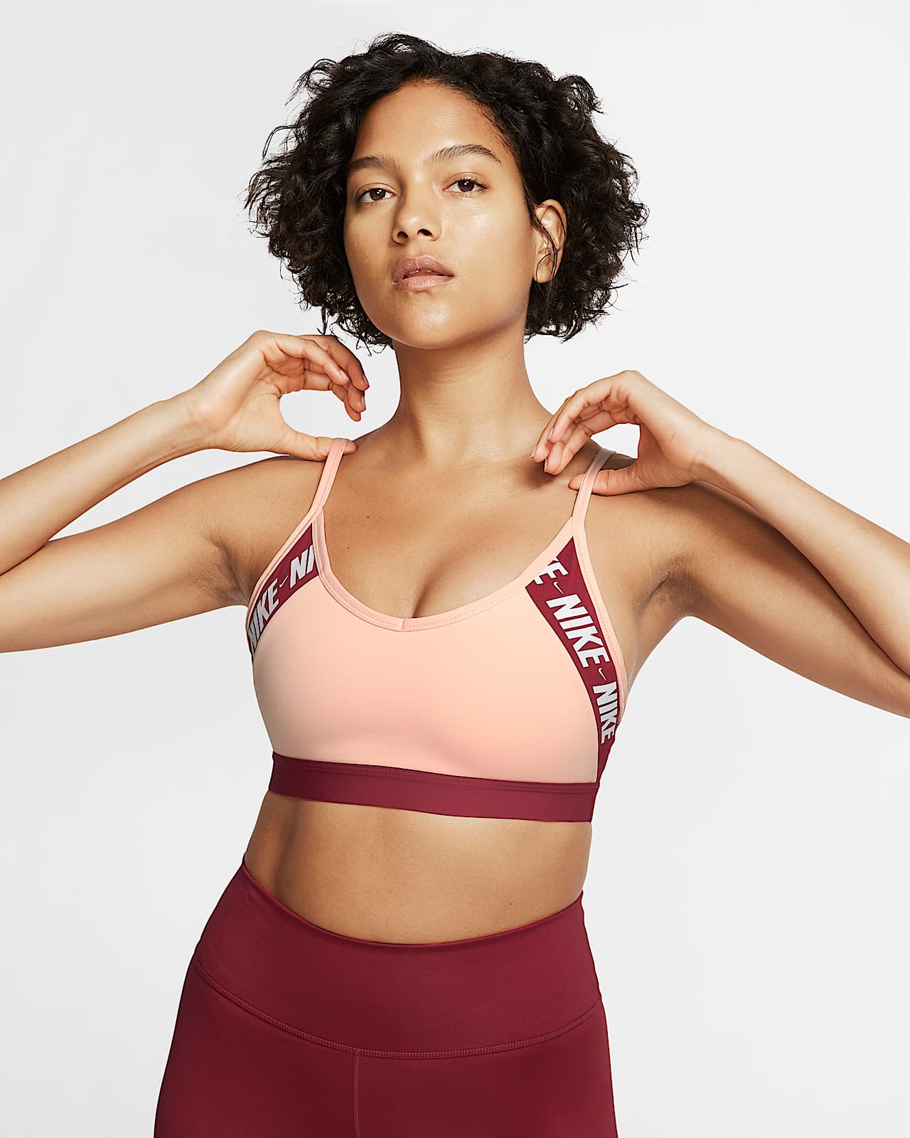 nike sujetador deportivo training indy logo