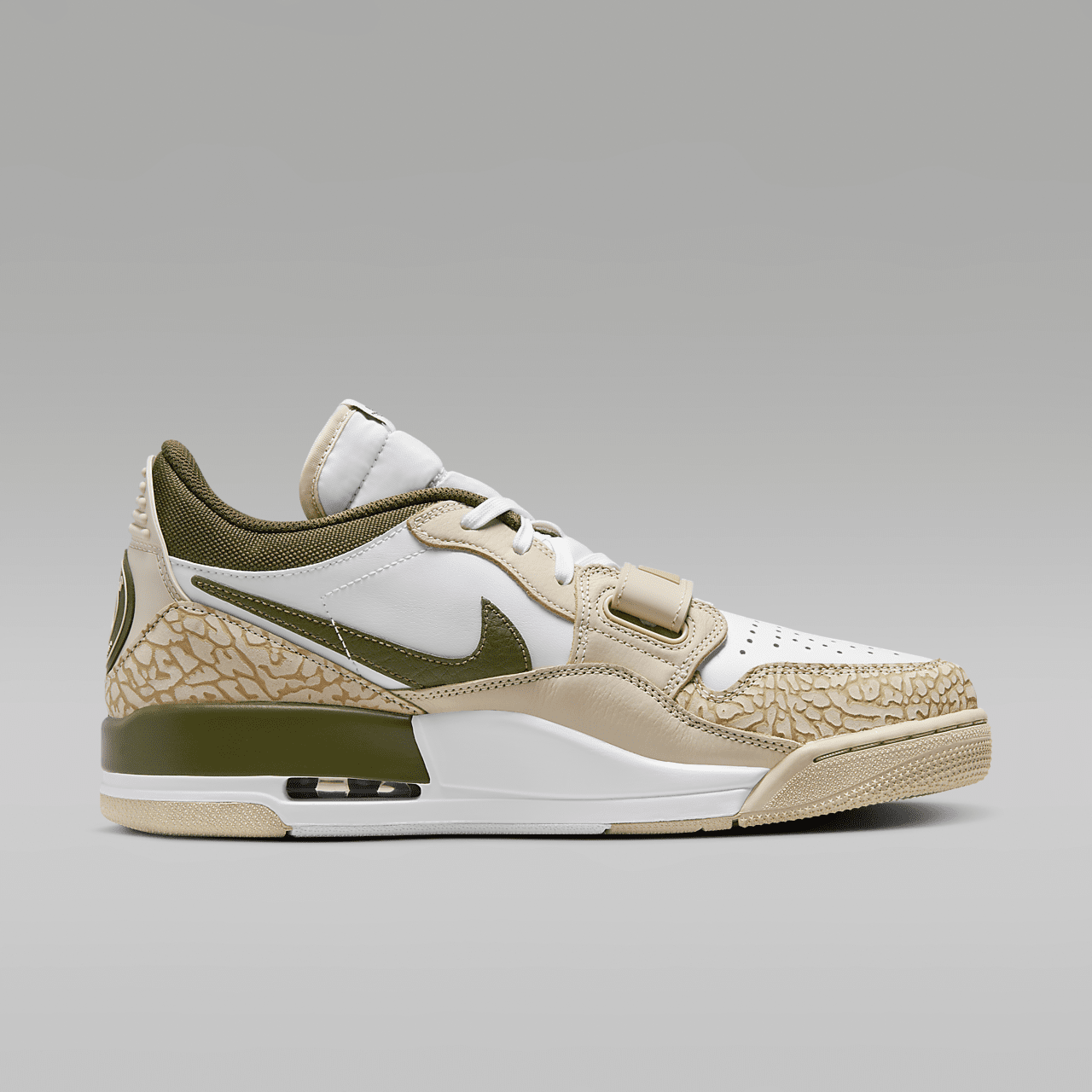Nike Air Jordan Legacy sneaker Sanddrift/Wit/Rough Green/Hemp