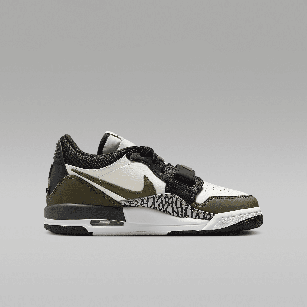 Nike Air Jordan Legacy sneaker Sail/Zwart/Wolf Grey/Medium Olive