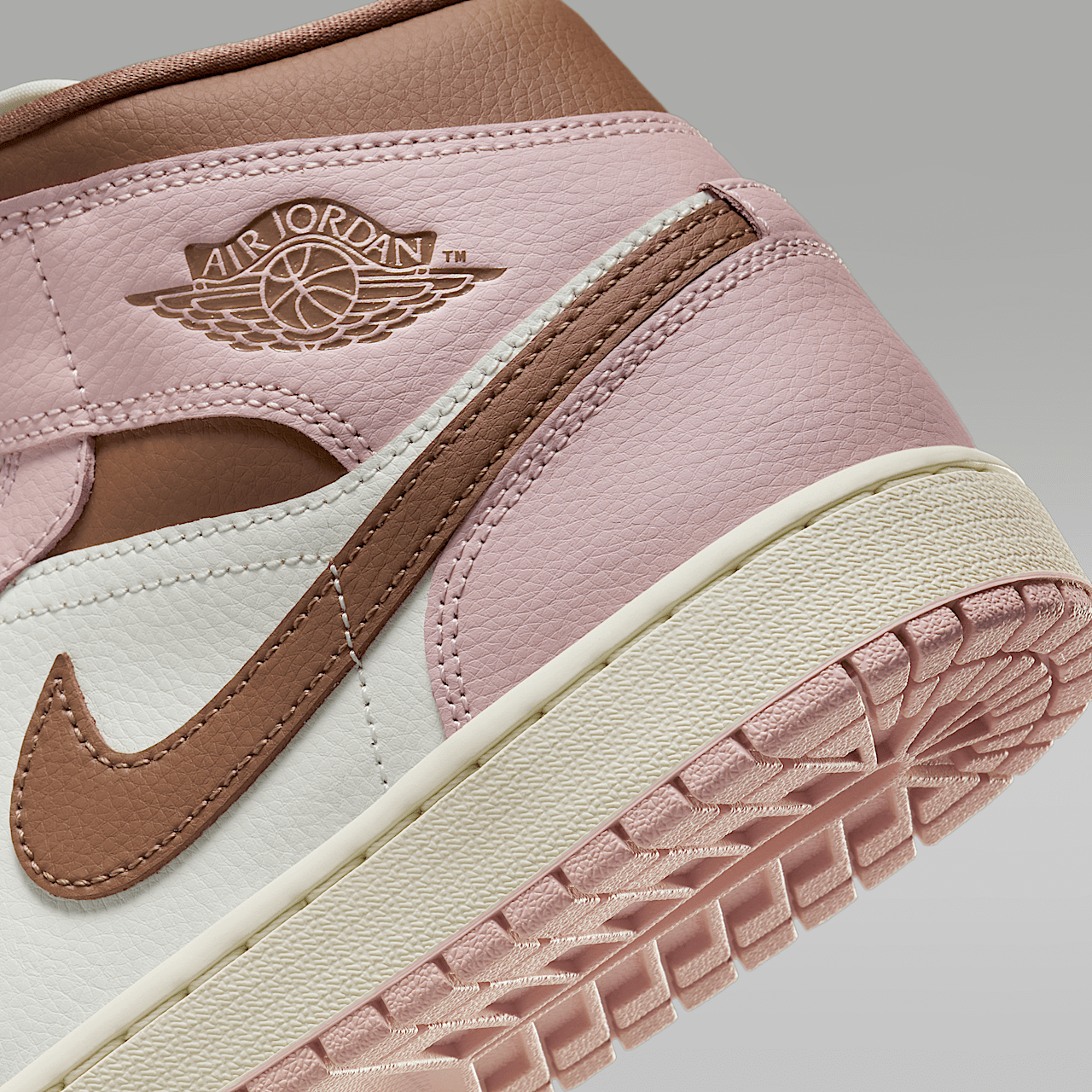 Nike Air Jordan 1 Mid sneaker Pink Oxford/Sail/Archaeo Brown