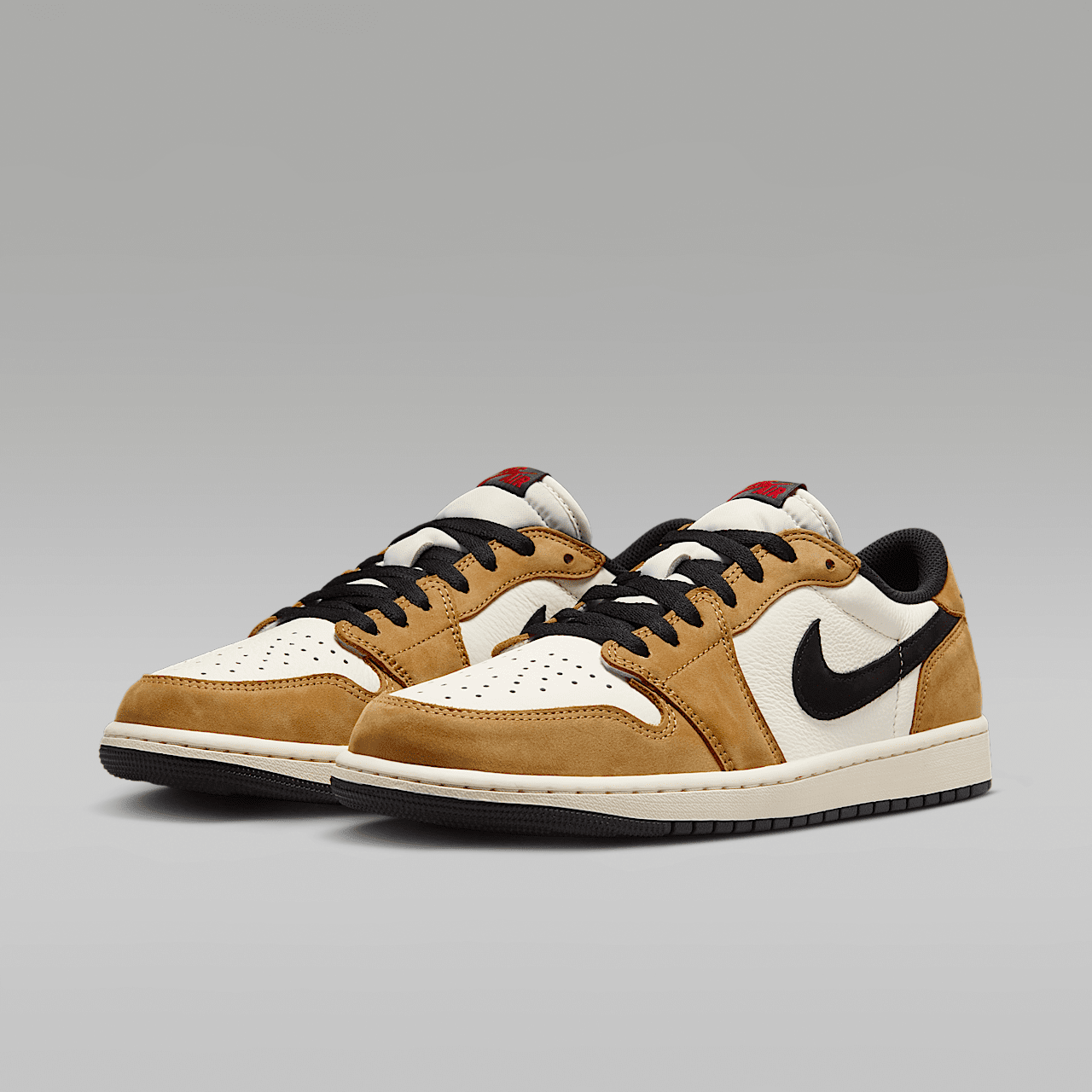 Nike Air Jordan 1 Low sneaker Sail/Golden Harvest/Gym Red/Zwart